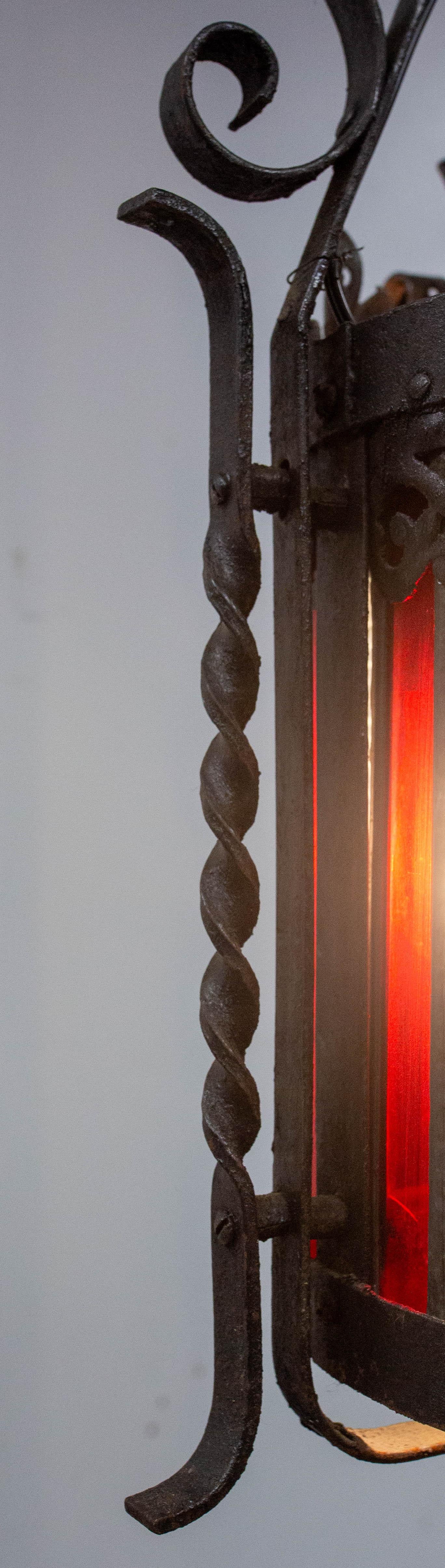 Lampadario a sospensione da soffitto in vetro colorato e ferro battuto francese della fine del XIX secolo in vendita 6