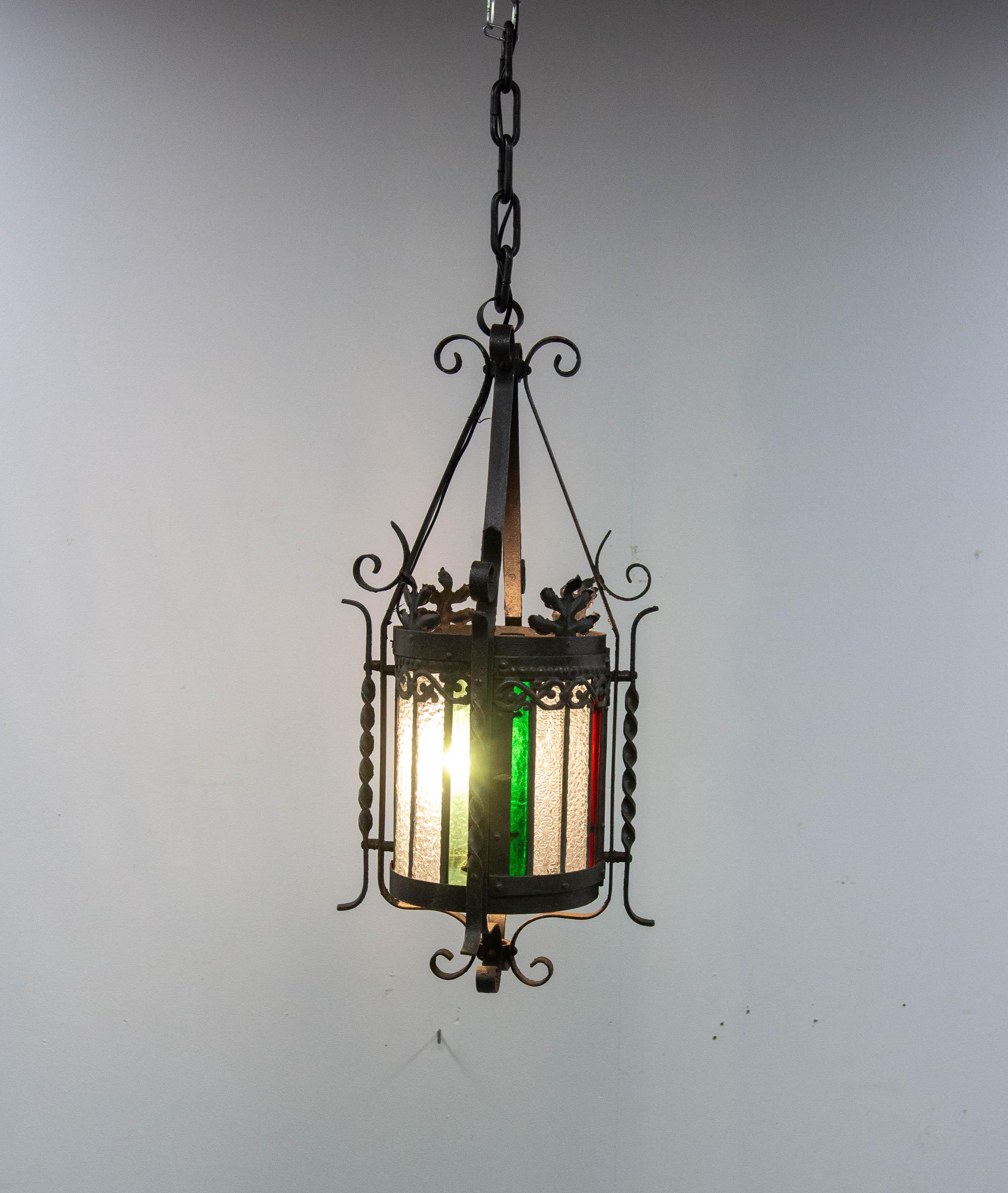 Lampadario o lustro in stile Art Nouveau, francese
Ferro battuto, vetro colorato rosso e verde, vetro bianco smaltato in granito
Realizzato alla fine del XIX secolo.
Buone condizioni.
Questo articolo è conforme agli standard USA o UE e