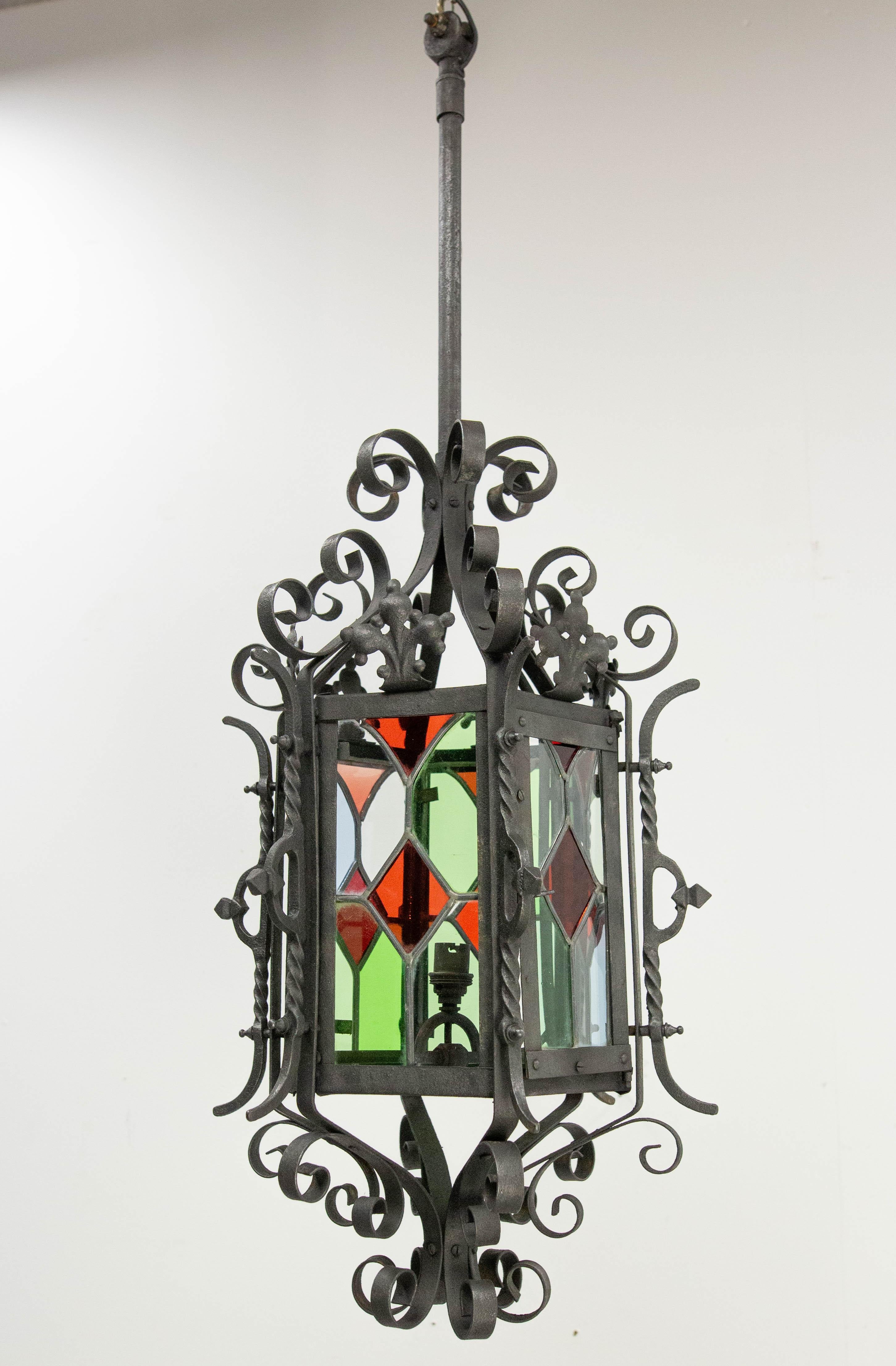 Lampadario o lustro in stile Art Nouveau, francese
Ferro battuto, vetro colorato bianco, blu, rosso e verde.
Realizzato alla fine del XIX secolo.
Altezza 59 cm, con estensione 93 cm.
Buone condizioni.
Questo articolo è conforme agli standard USA o