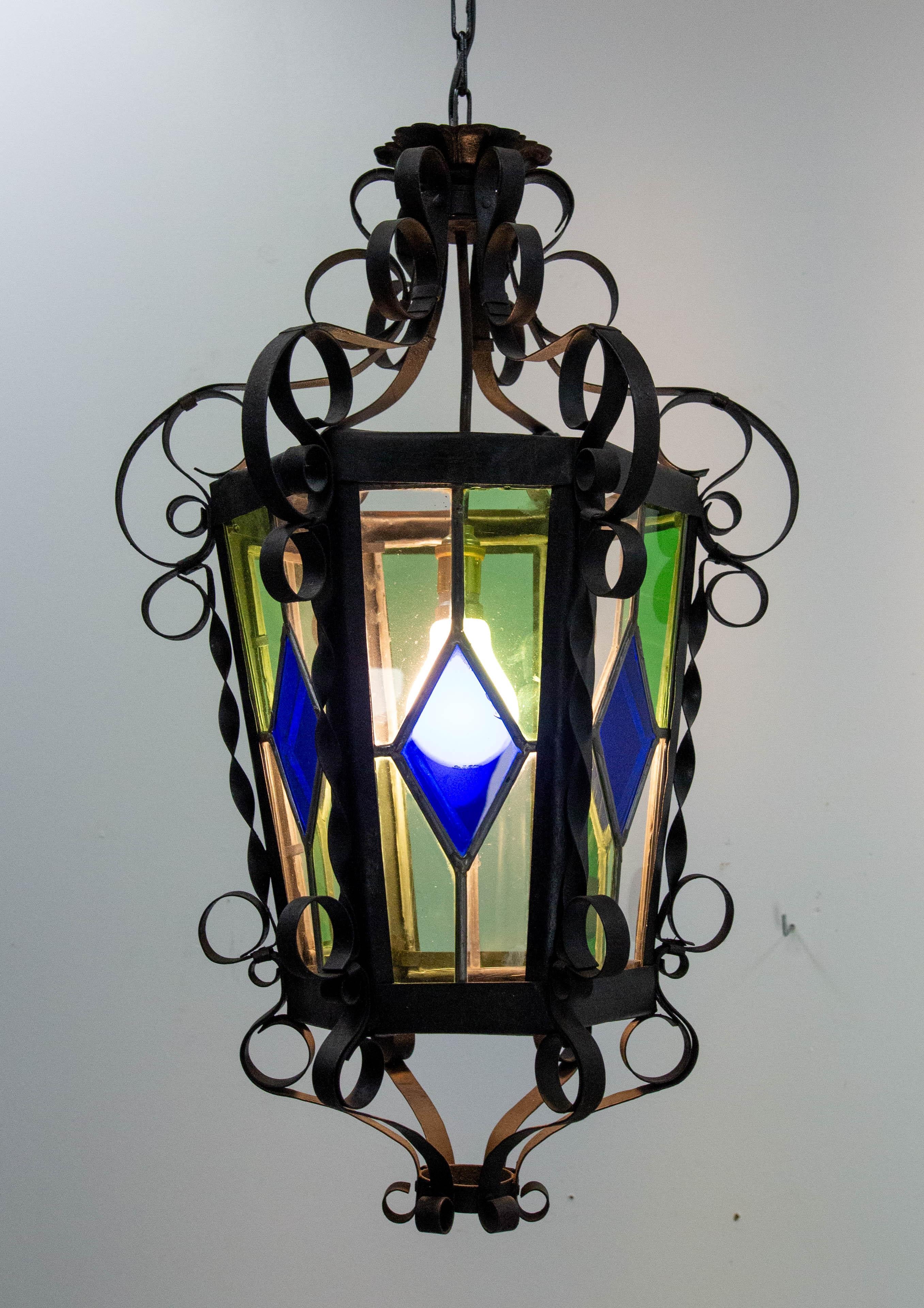 Lampadario o lustro in stile Art Nouveau, francese
Ferro battuto, colorato di blu e verde
Realizzato alla fine del XIX secolo.
Buone condizioni.
Questo articolo è conforme agli standard USA o UE e UK.

Spedizione:
57 / 34 / 37 cm 3.3 kg