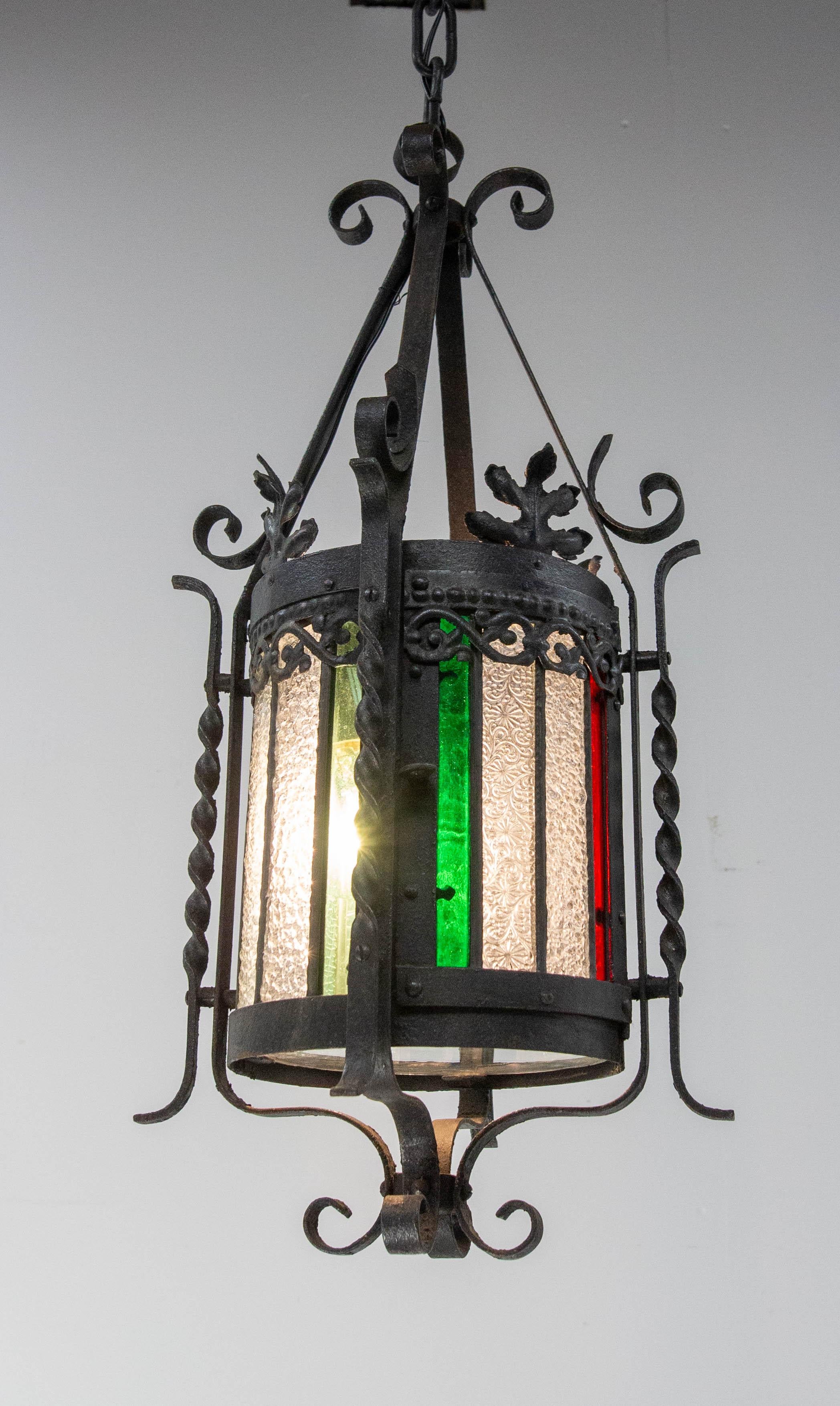 Art Nouveau Lampadario a sospensione da soffitto in vetro colorato e ferro battuto francese della fine del XIX secolo in vendita