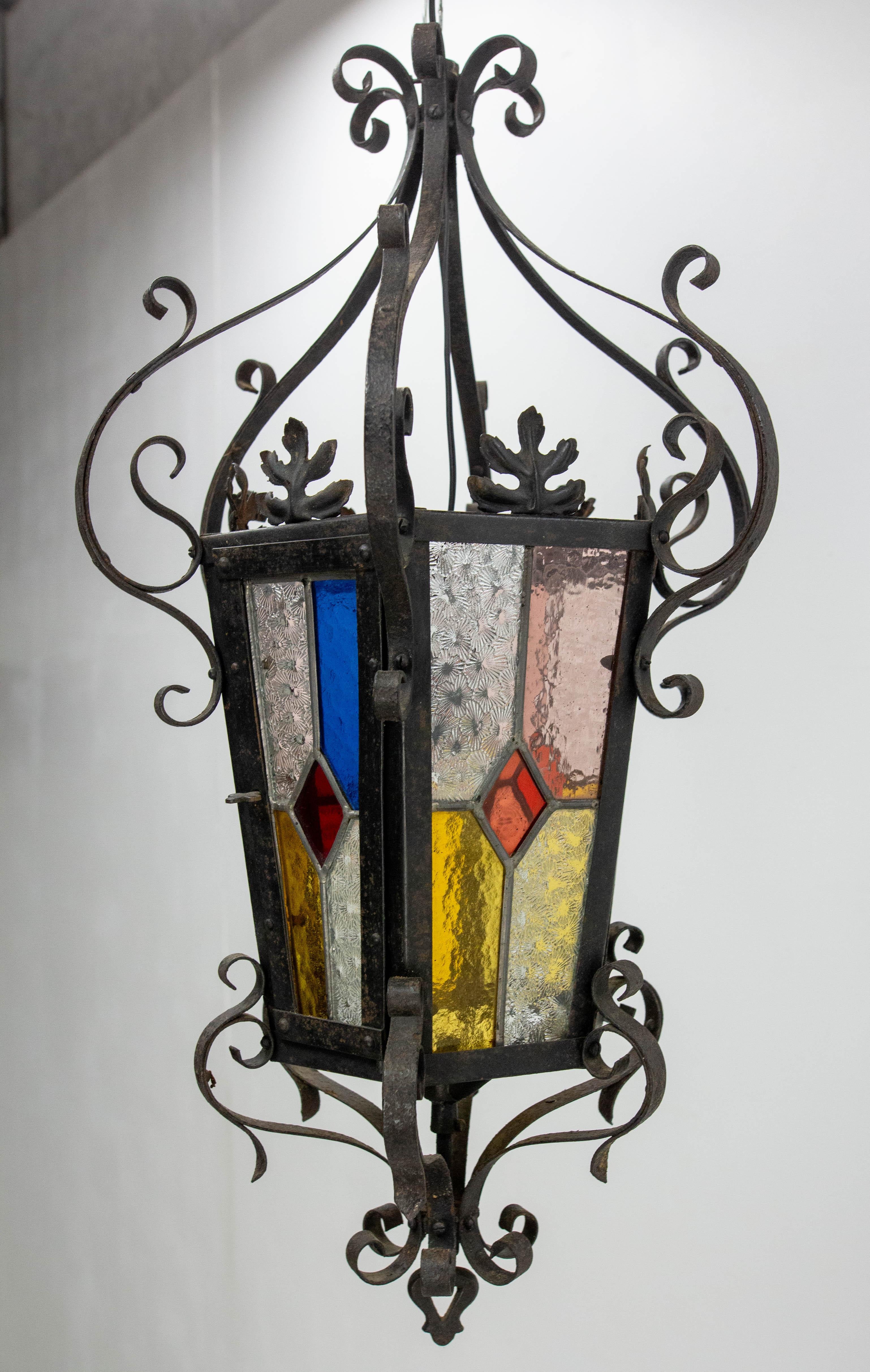 Art Nouveau Lampadario a sospensione da soffitto in vetro colorato e ferro battuto francese della fine del XIX secolo in vendita
