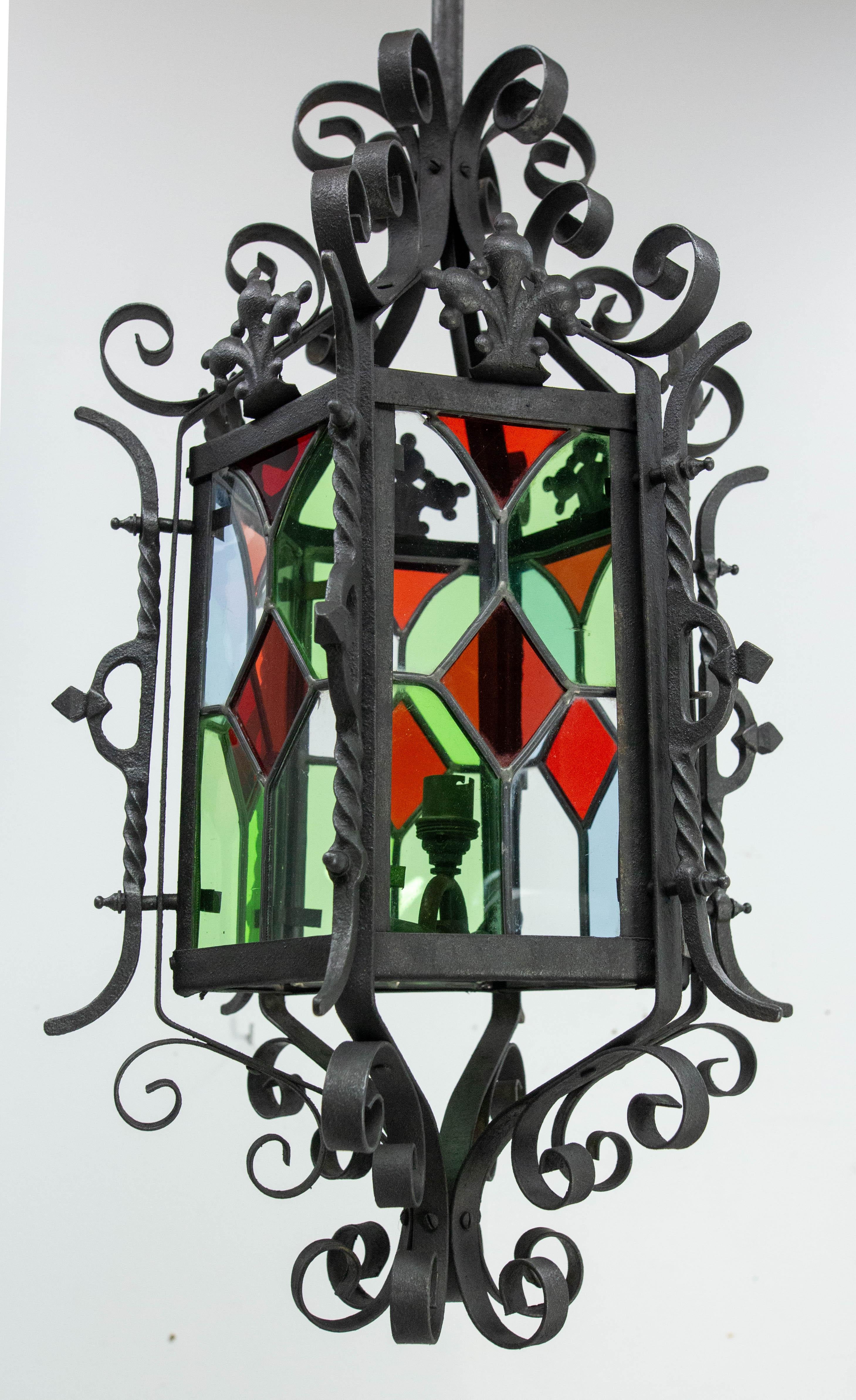 Art Nouveau Lampadario a sospensione da soffitto in vetro colorato e ferro battuto francese della fine del XIX secolo in vendita