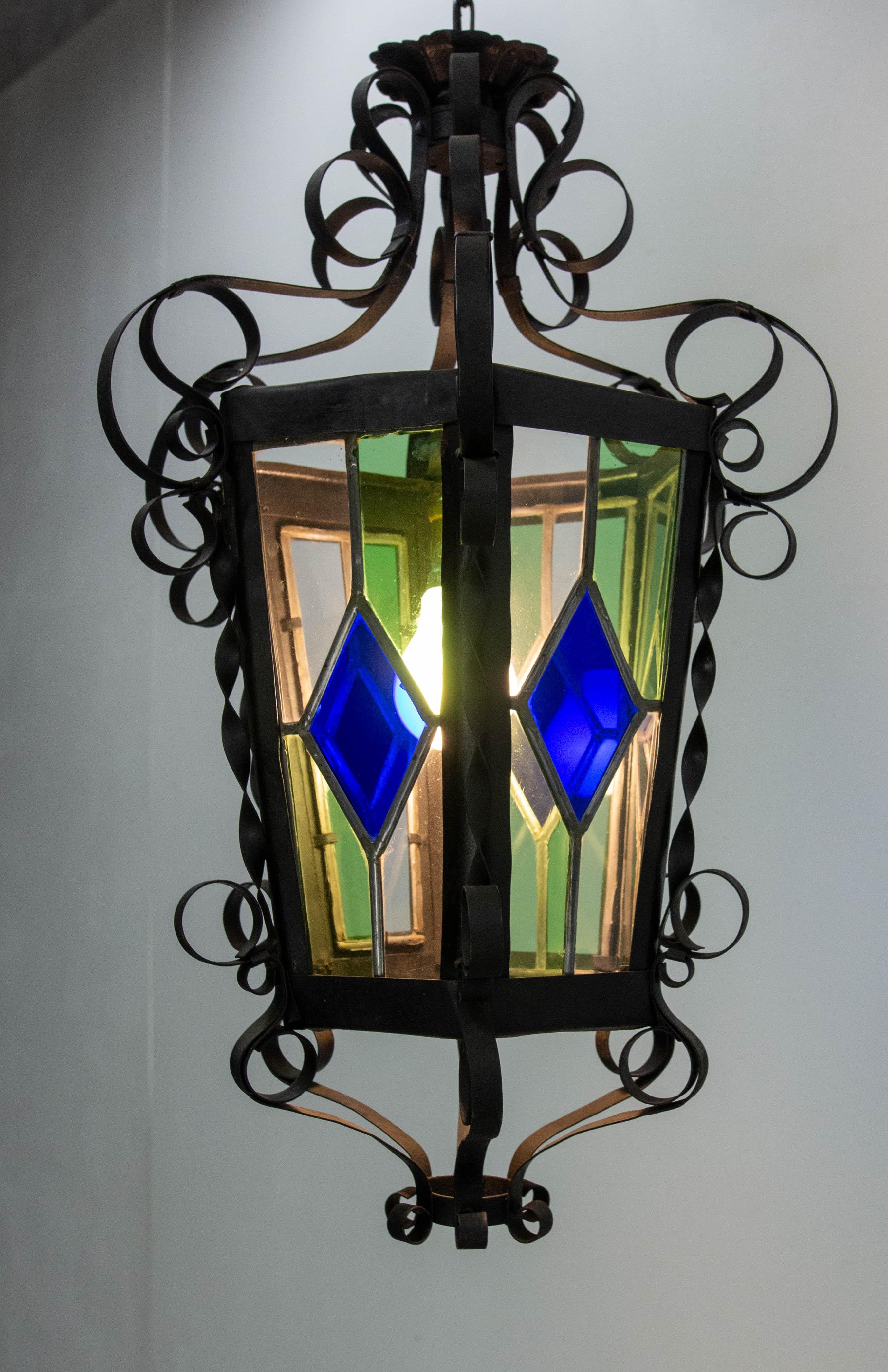 Art Nouveau Lampadario a sospensione da soffitto in vetro colorato e ferro battuto francese della fine del XIX secolo in vendita