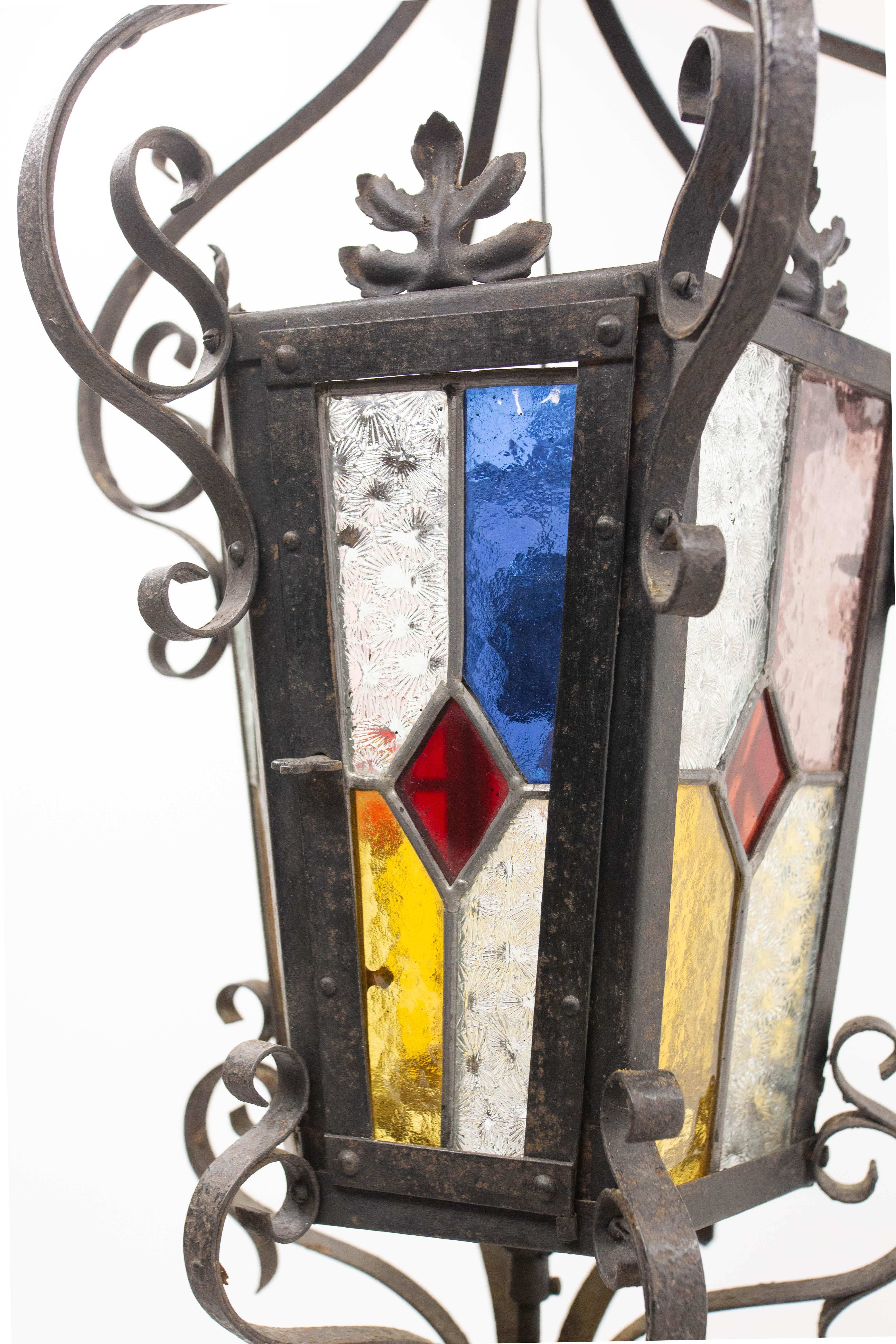 Francese Lampadario a sospensione da soffitto in vetro colorato e ferro battuto francese della fine del XIX secolo in vendita