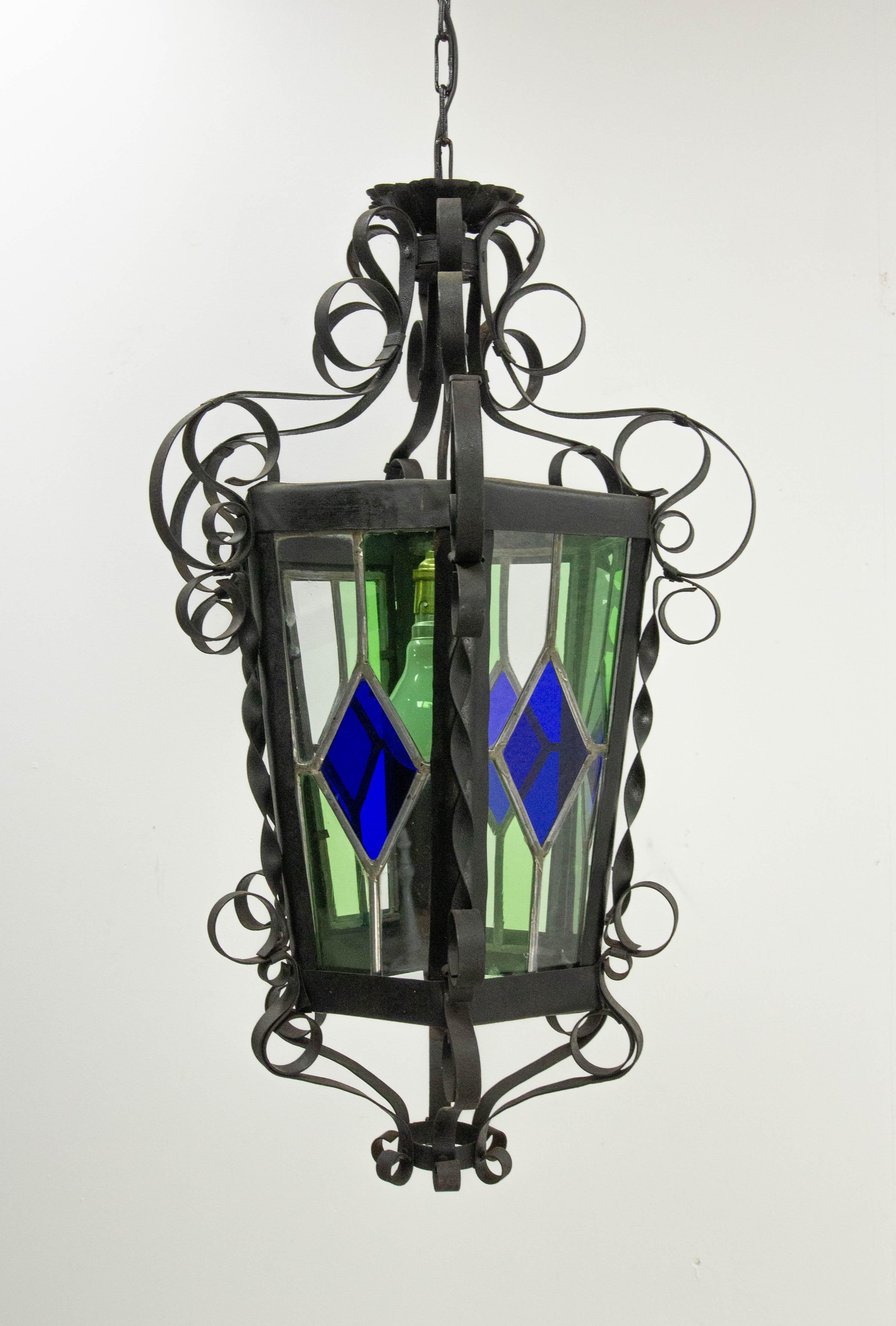 Francese Lampadario a sospensione da soffitto in vetro colorato e ferro battuto francese della fine del XIX secolo in vendita