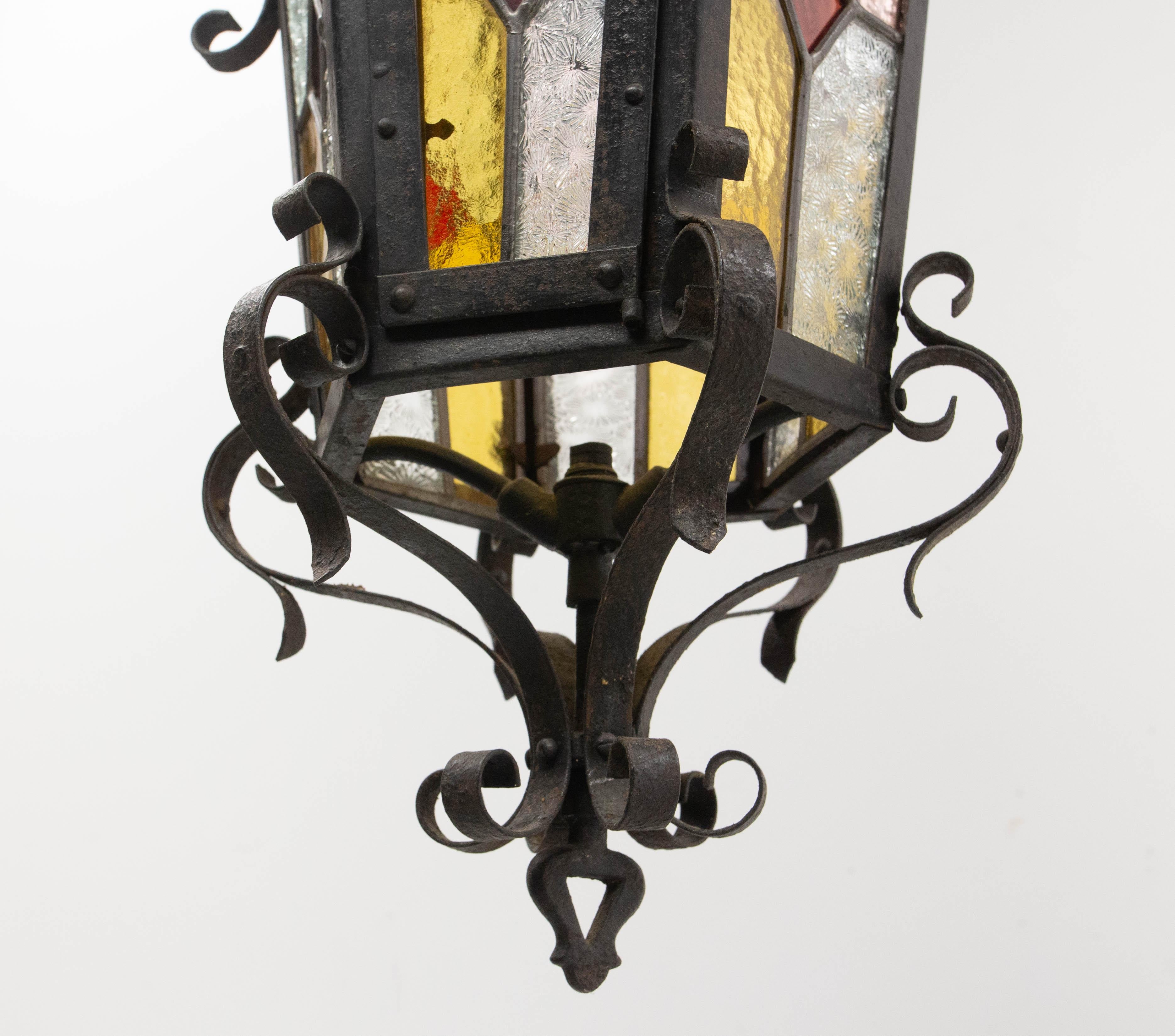 Lampadario a sospensione da soffitto in vetro colorato e ferro battuto francese della fine del XIX secolo In condizioni buone in vendita a Labrit, Landes