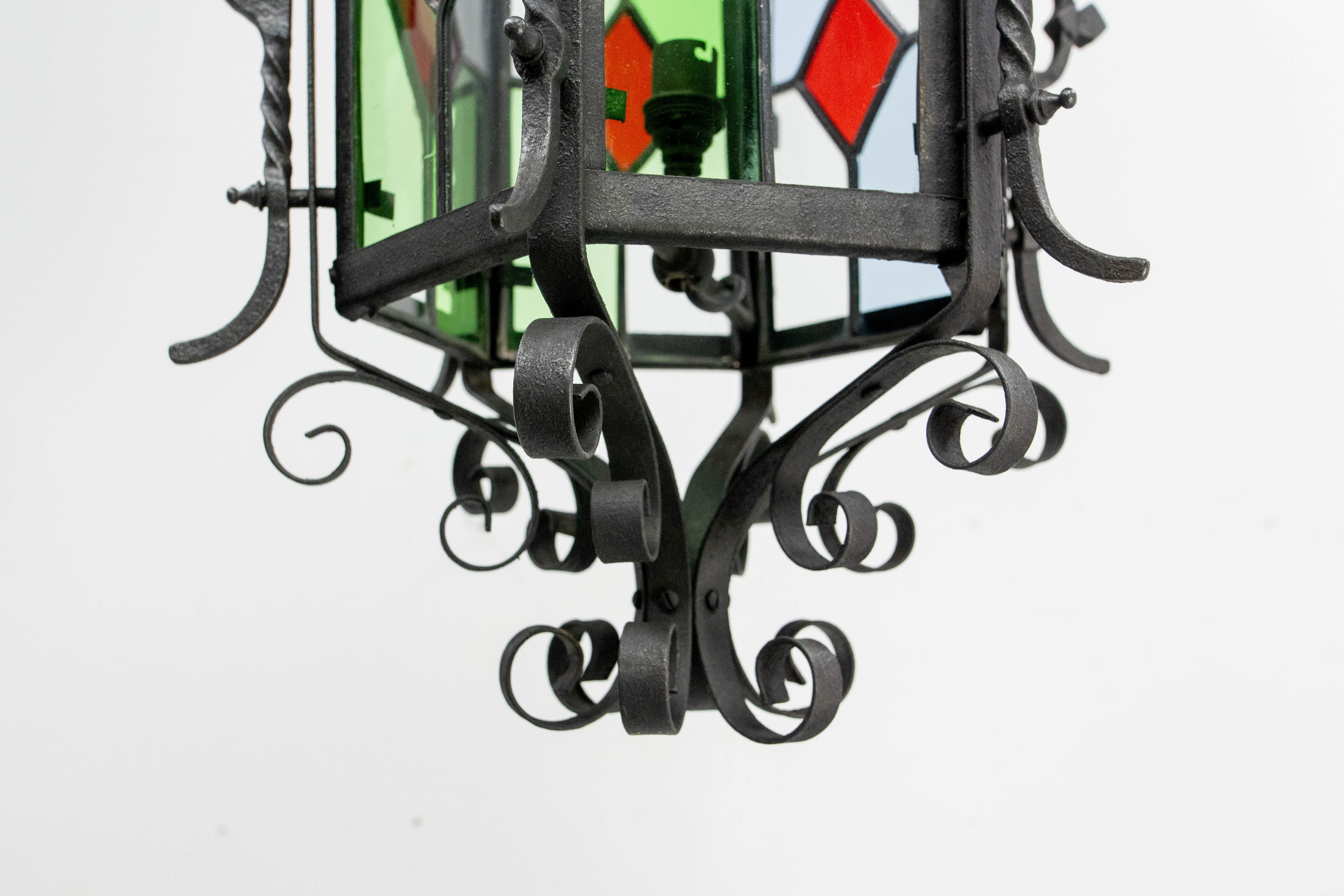 Lampadario a sospensione da soffitto in vetro colorato e ferro battuto francese della fine del XIX secolo In condizioni buone in vendita a Labrit, Landes