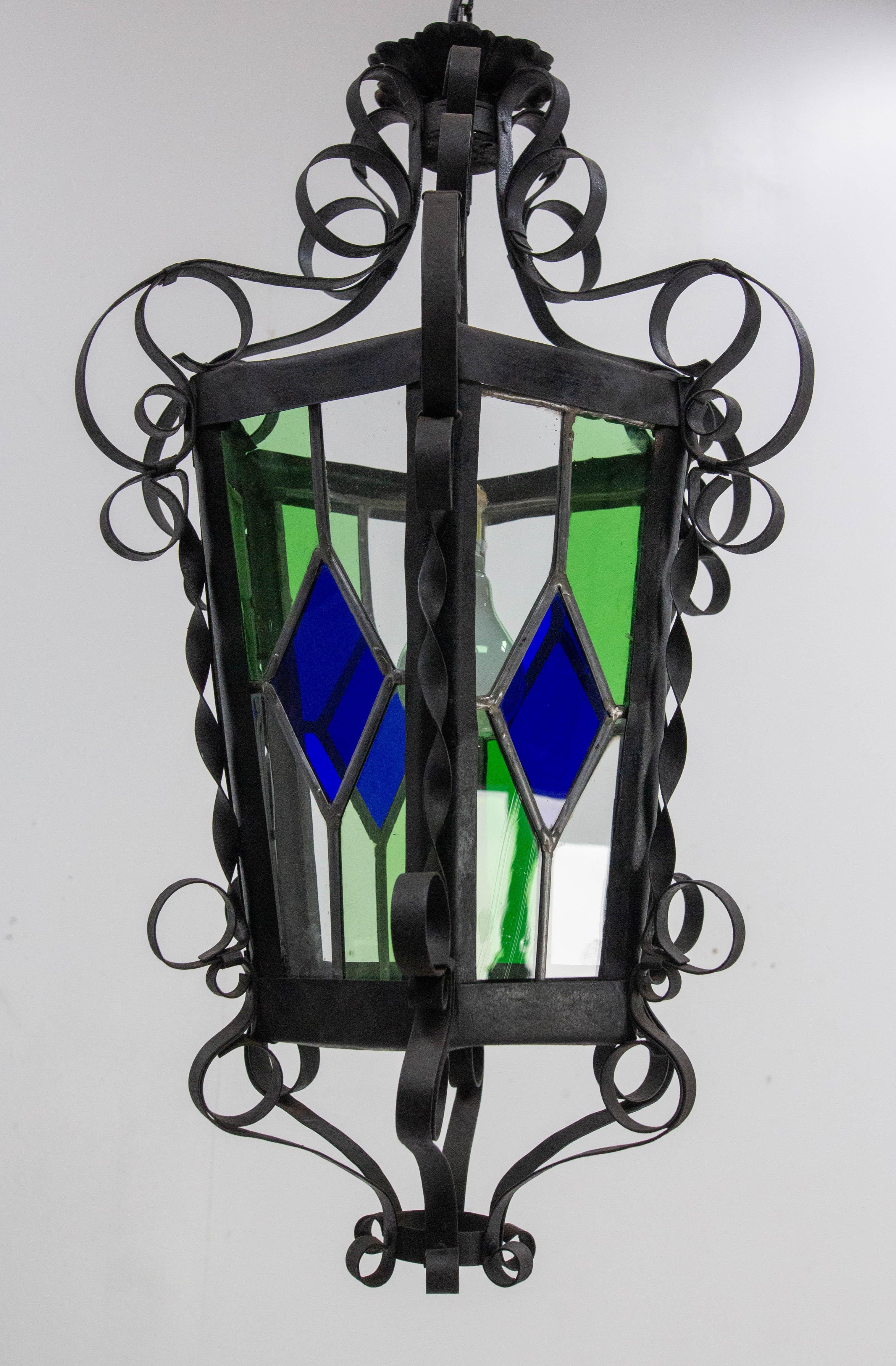 Lampadario a sospensione da soffitto in vetro colorato e ferro battuto francese della fine del XIX secolo In condizioni buone in vendita a Labrit, Landes