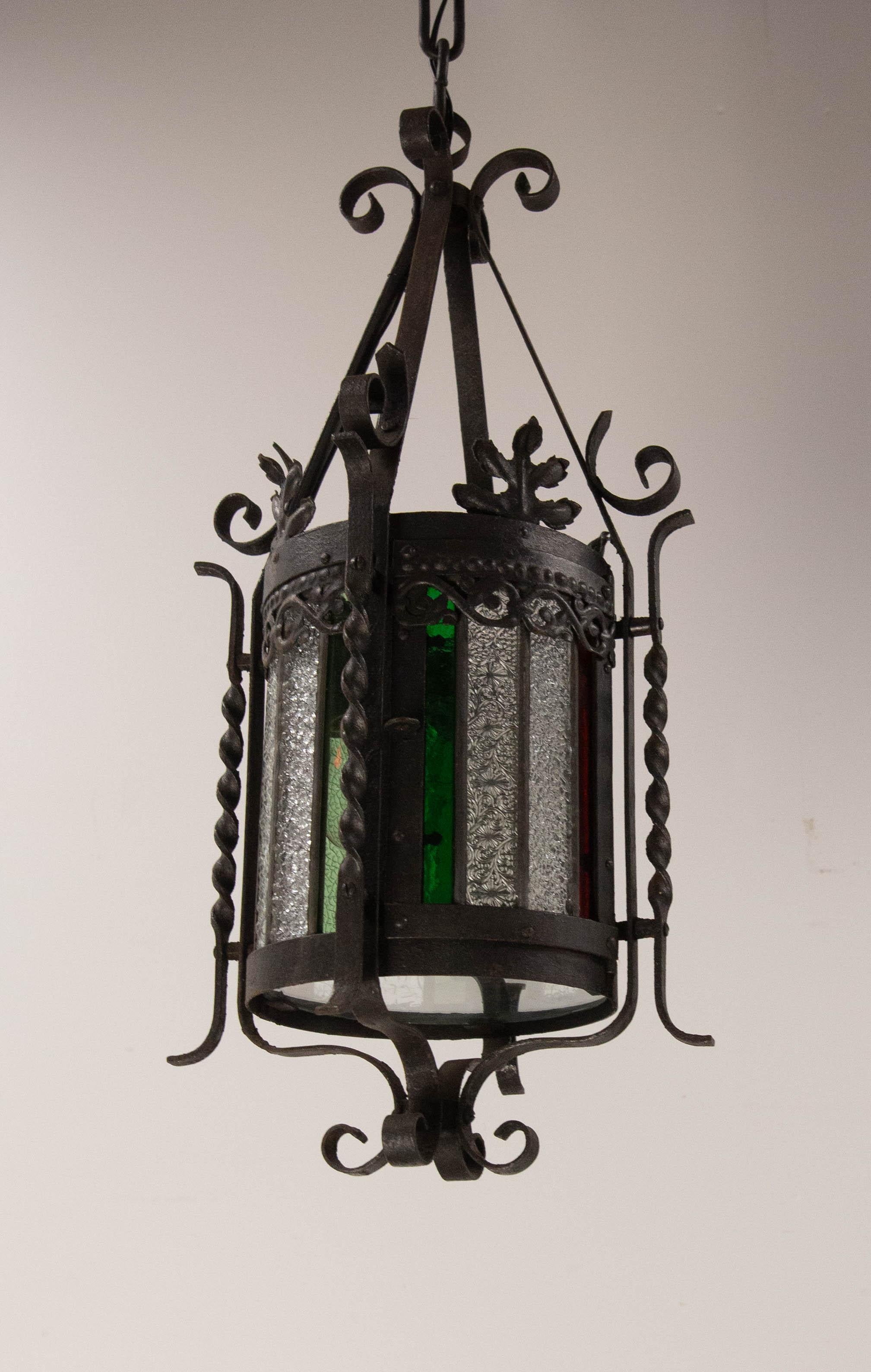Fine XIX secolo Lampadario a sospensione da soffitto in vetro colorato e ferro battuto francese della fine del XIX secolo in vendita