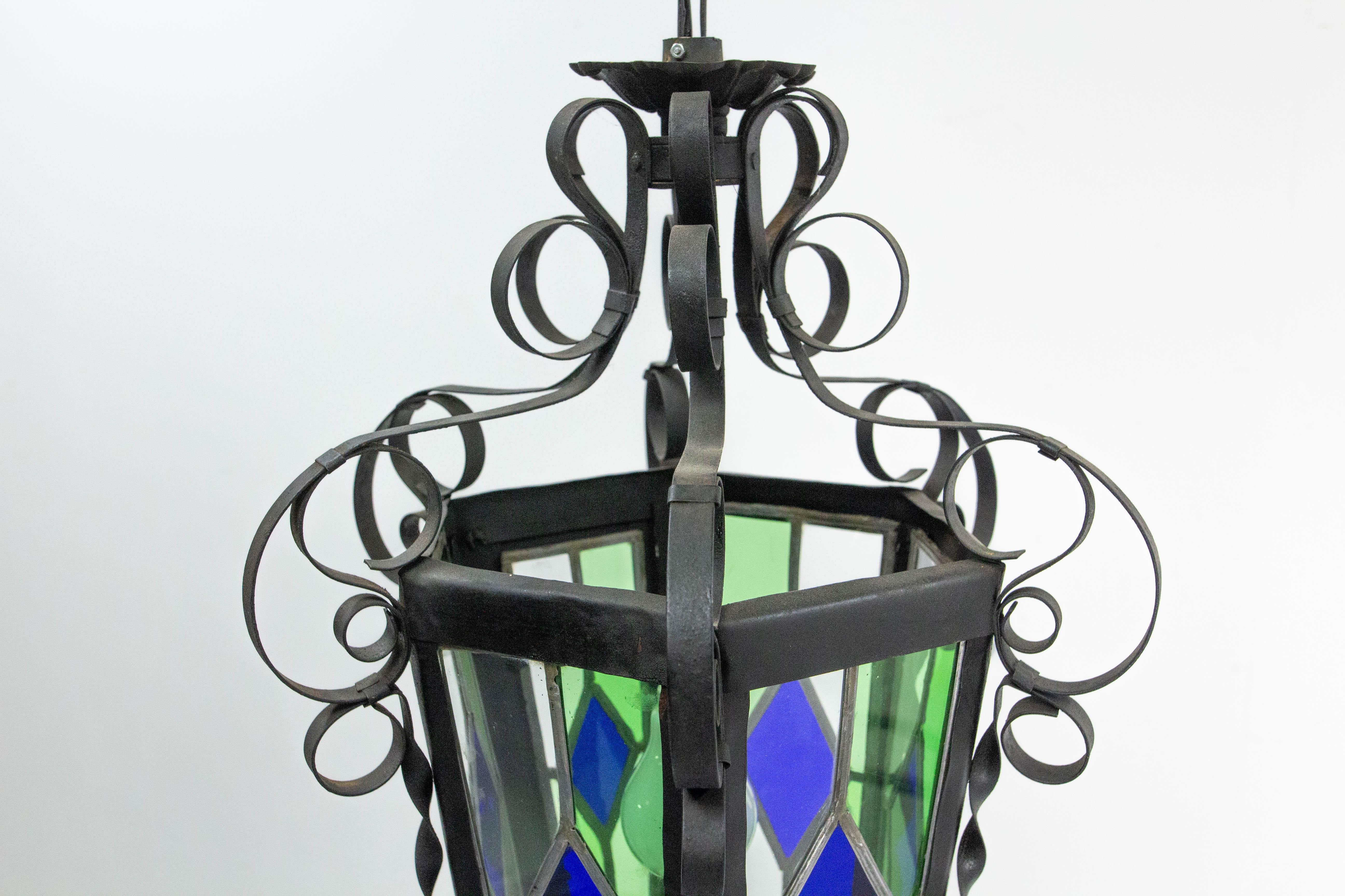 Fine XIX secolo Lampadario a sospensione da soffitto in vetro colorato e ferro battuto francese della fine del XIX secolo in vendita