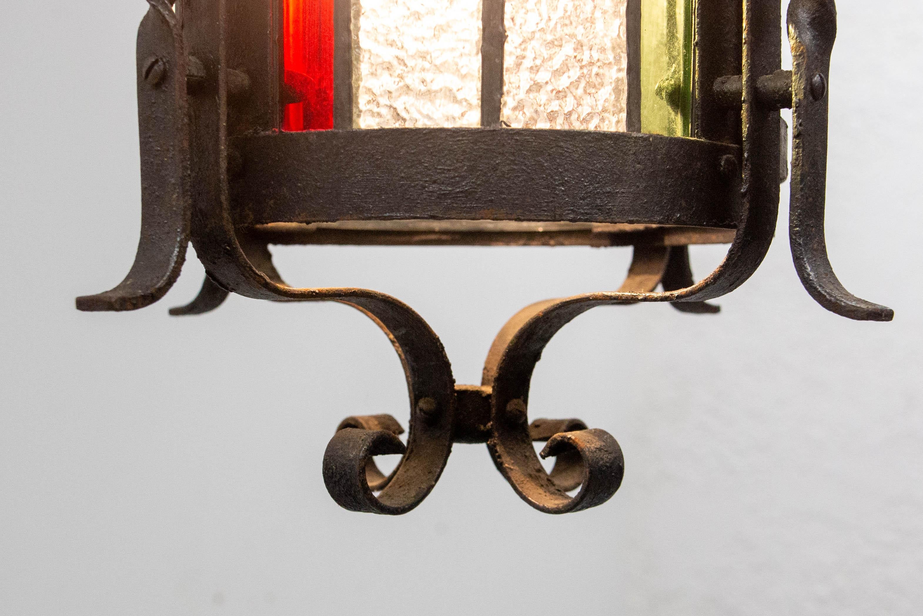 Vetro Lampadario a sospensione da soffitto in vetro colorato e ferro battuto francese della fine del XIX secolo in vendita