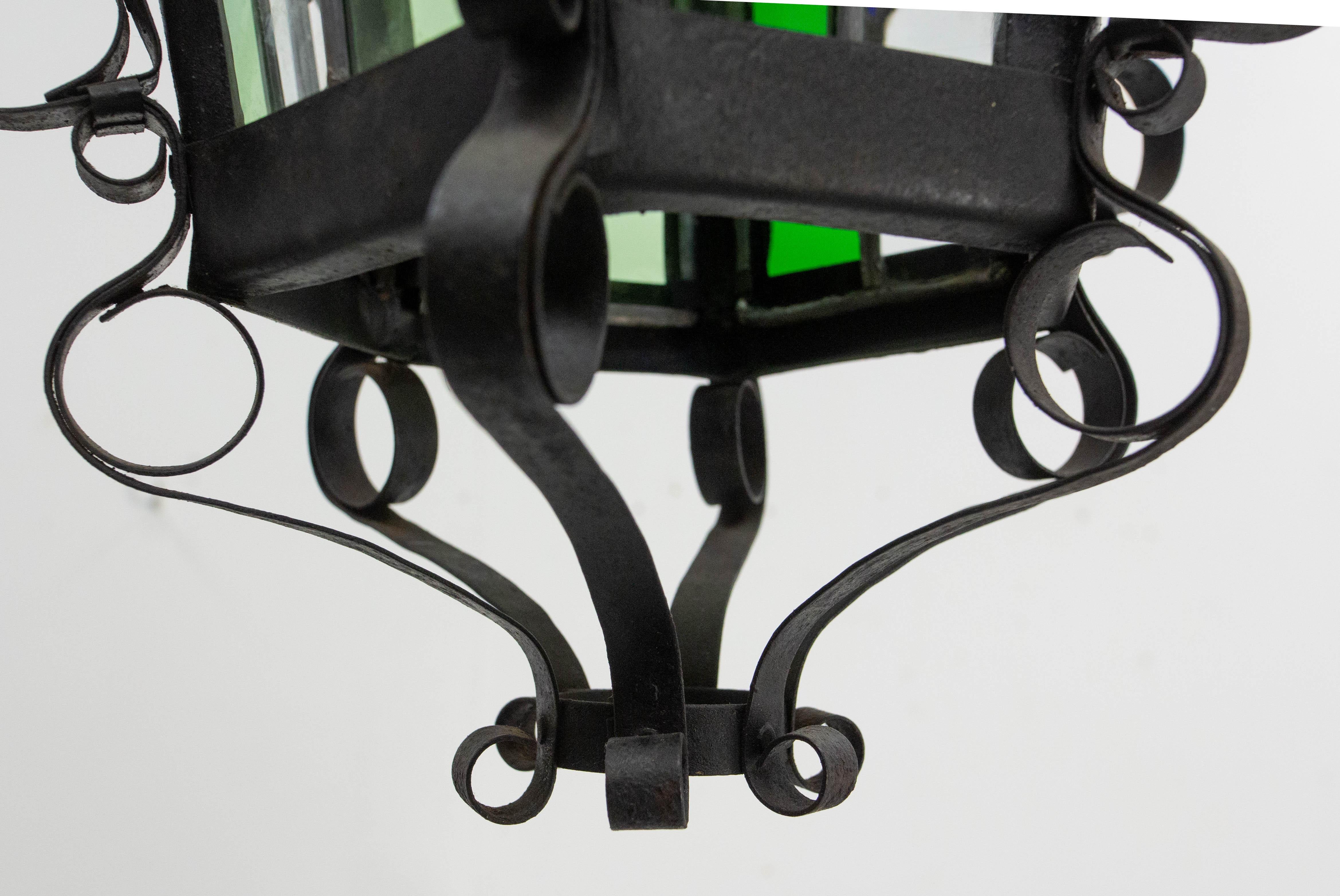 Vetro Lampadario a sospensione da soffitto in vetro colorato e ferro battuto francese della fine del XIX secolo in vendita