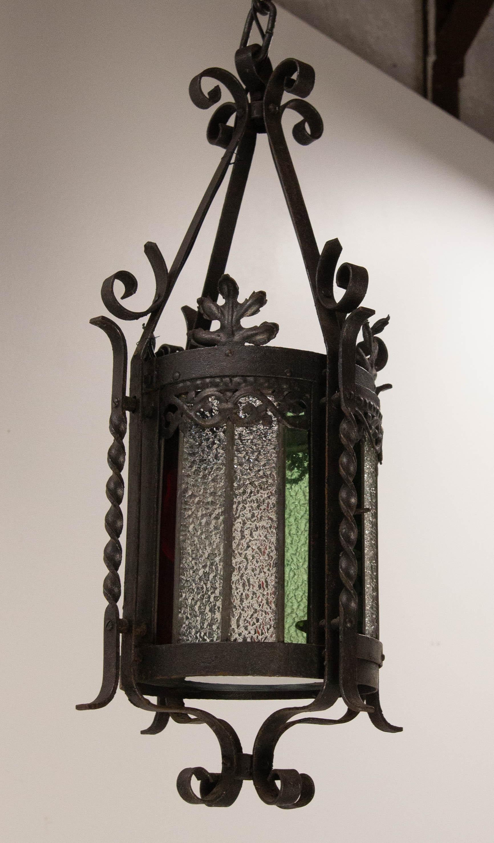 Lampadario a sospensione da soffitto in vetro colorato e ferro battuto francese della fine del XIX secolo in vendita 1