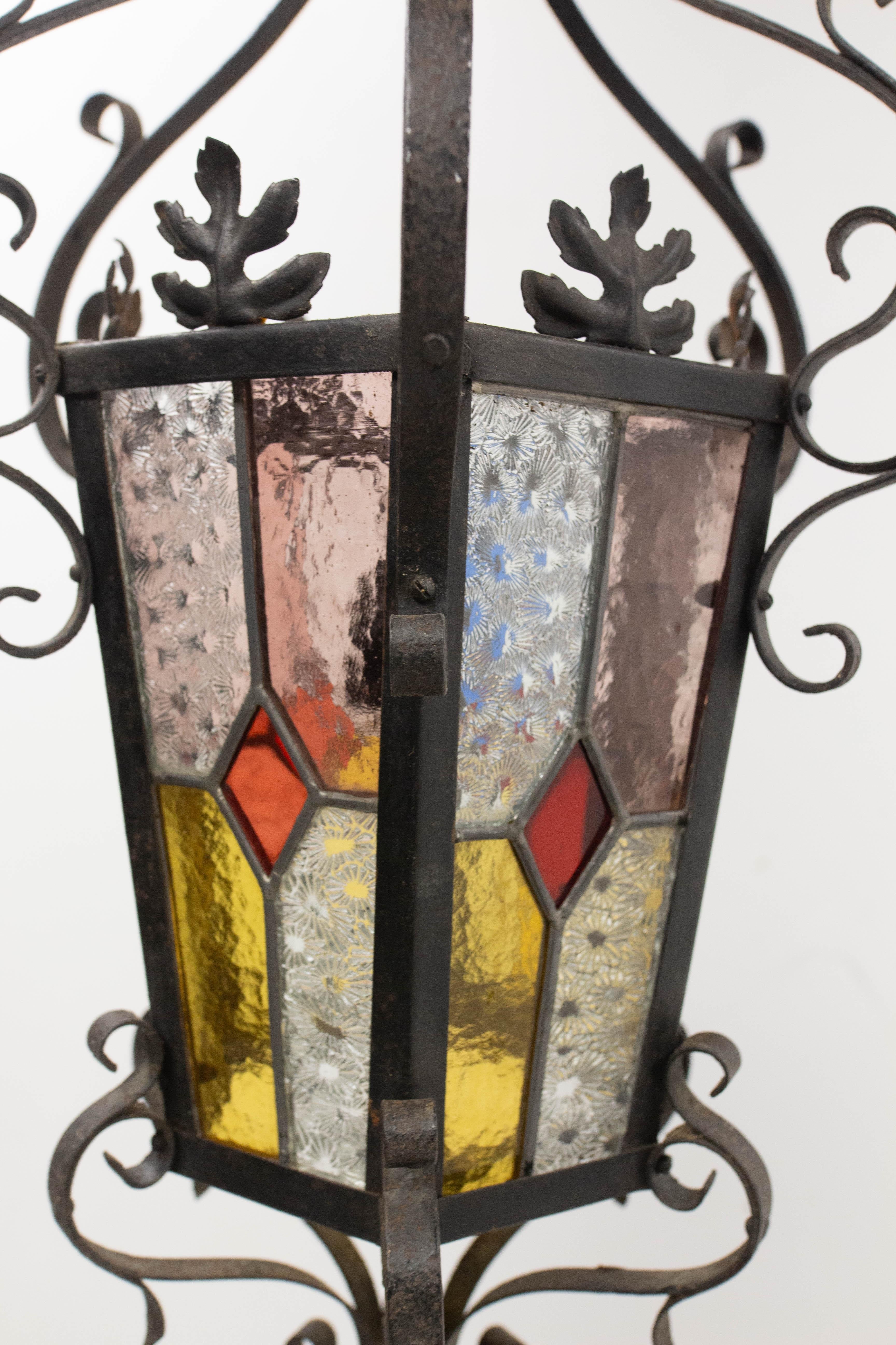 Lampadario a sospensione da soffitto in vetro colorato e ferro battuto francese della fine del XIX secolo in vendita 1