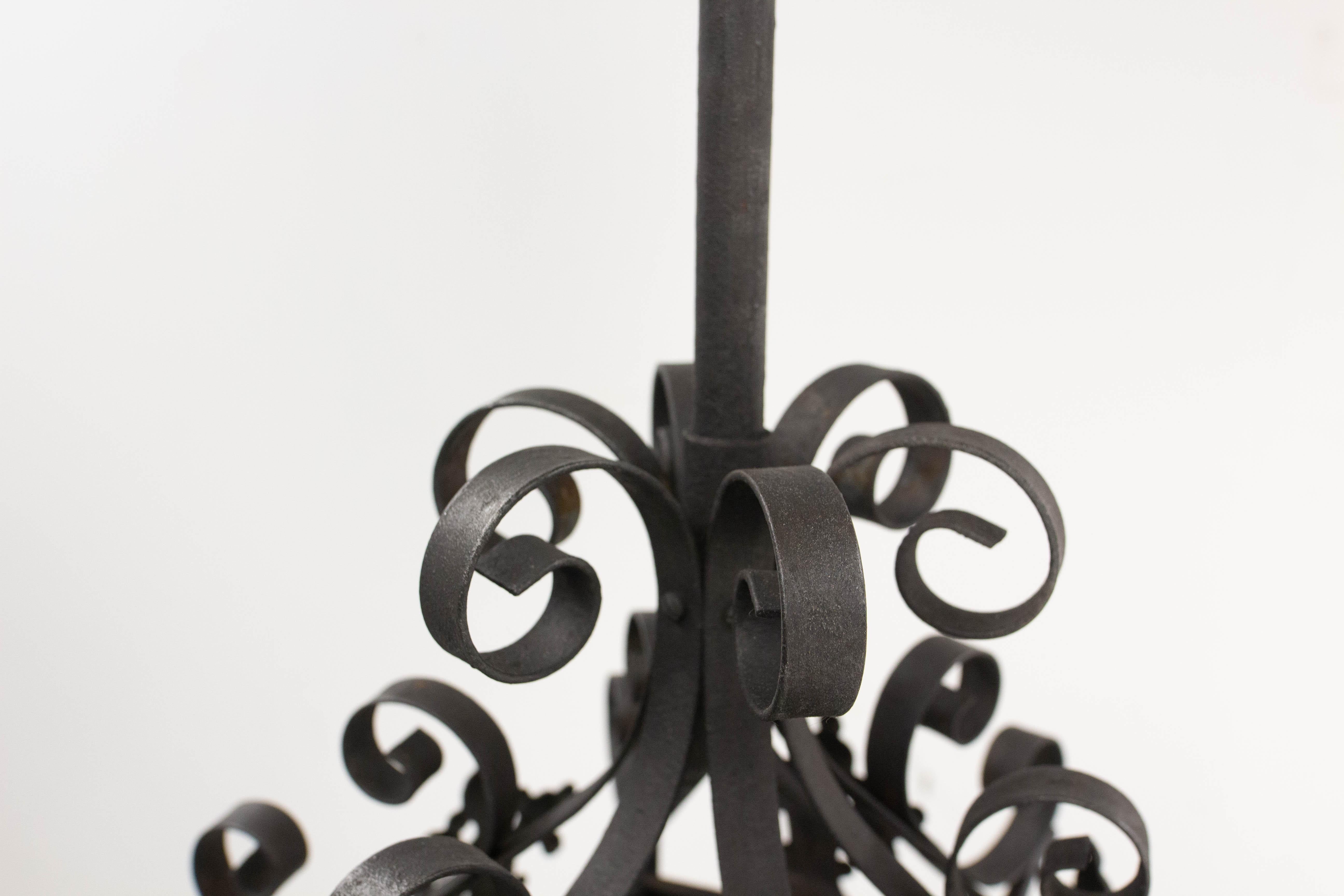 Lampadario a sospensione da soffitto in vetro colorato e ferro battuto francese della fine del XIX secolo in vendita 1