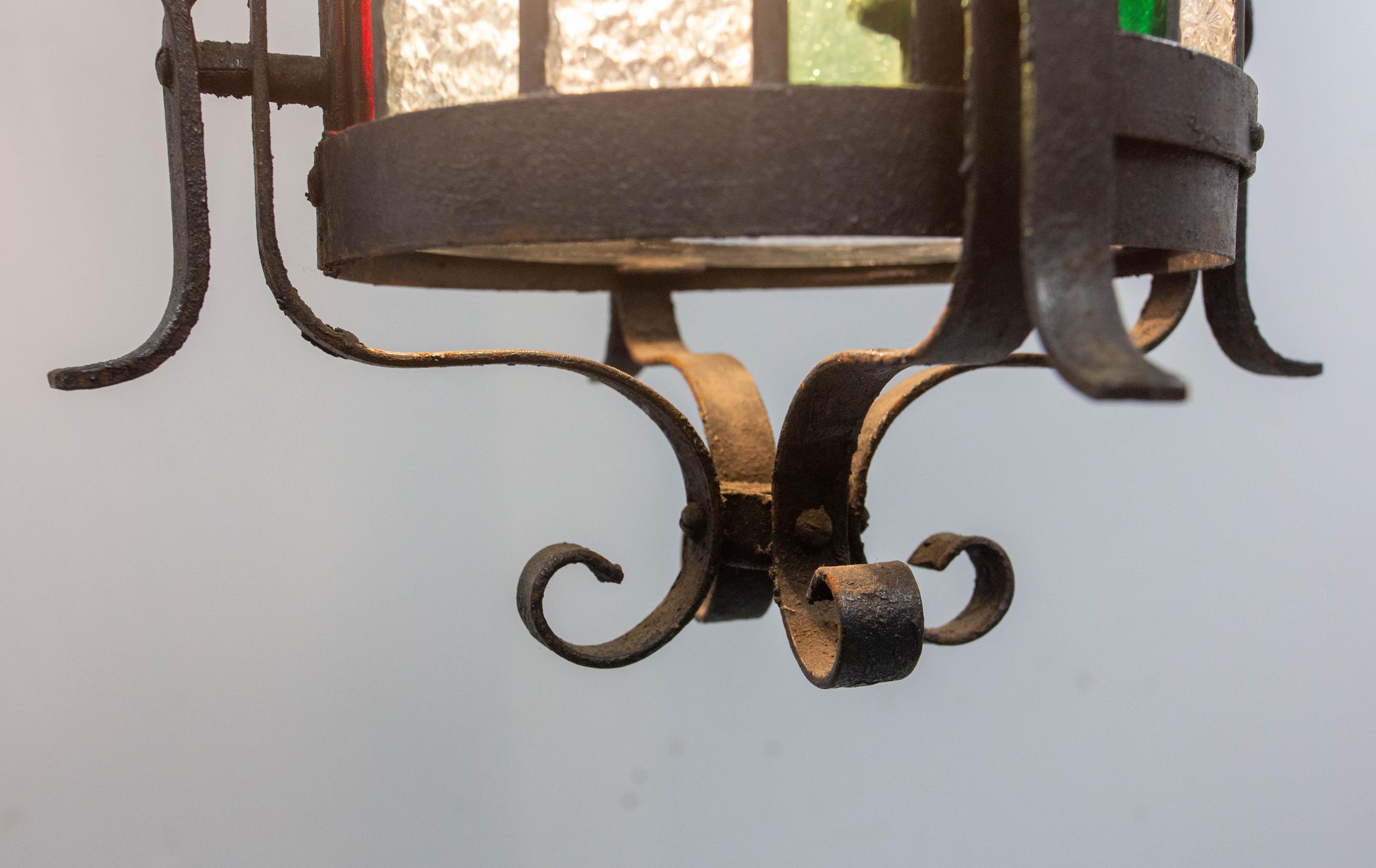 Lampadario a sospensione da soffitto in vetro colorato e ferro battuto francese della fine del XIX secolo in vendita 2