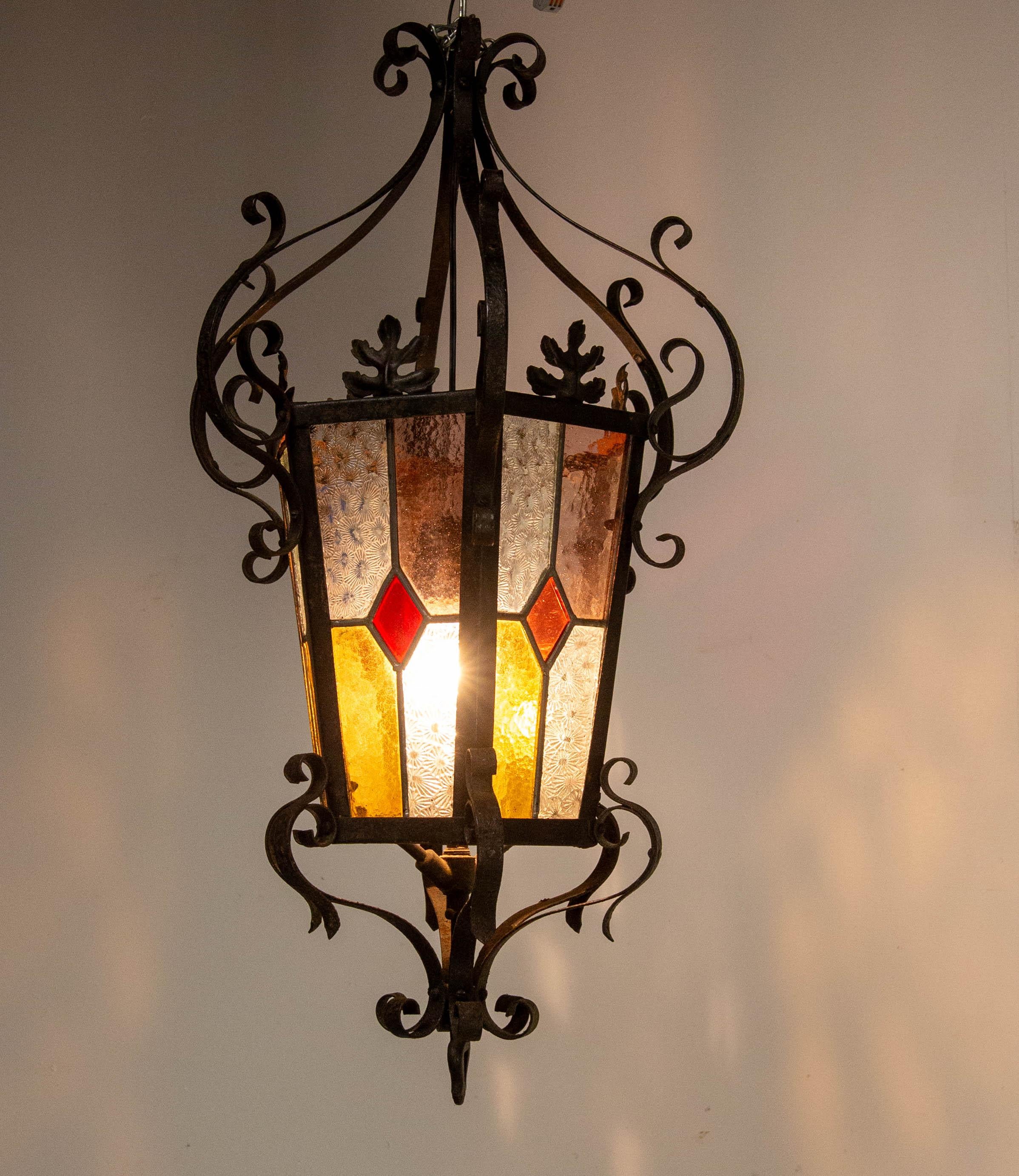 Lampadario a sospensione da soffitto in vetro colorato e ferro battuto francese della fine del XIX secolo in vendita 2