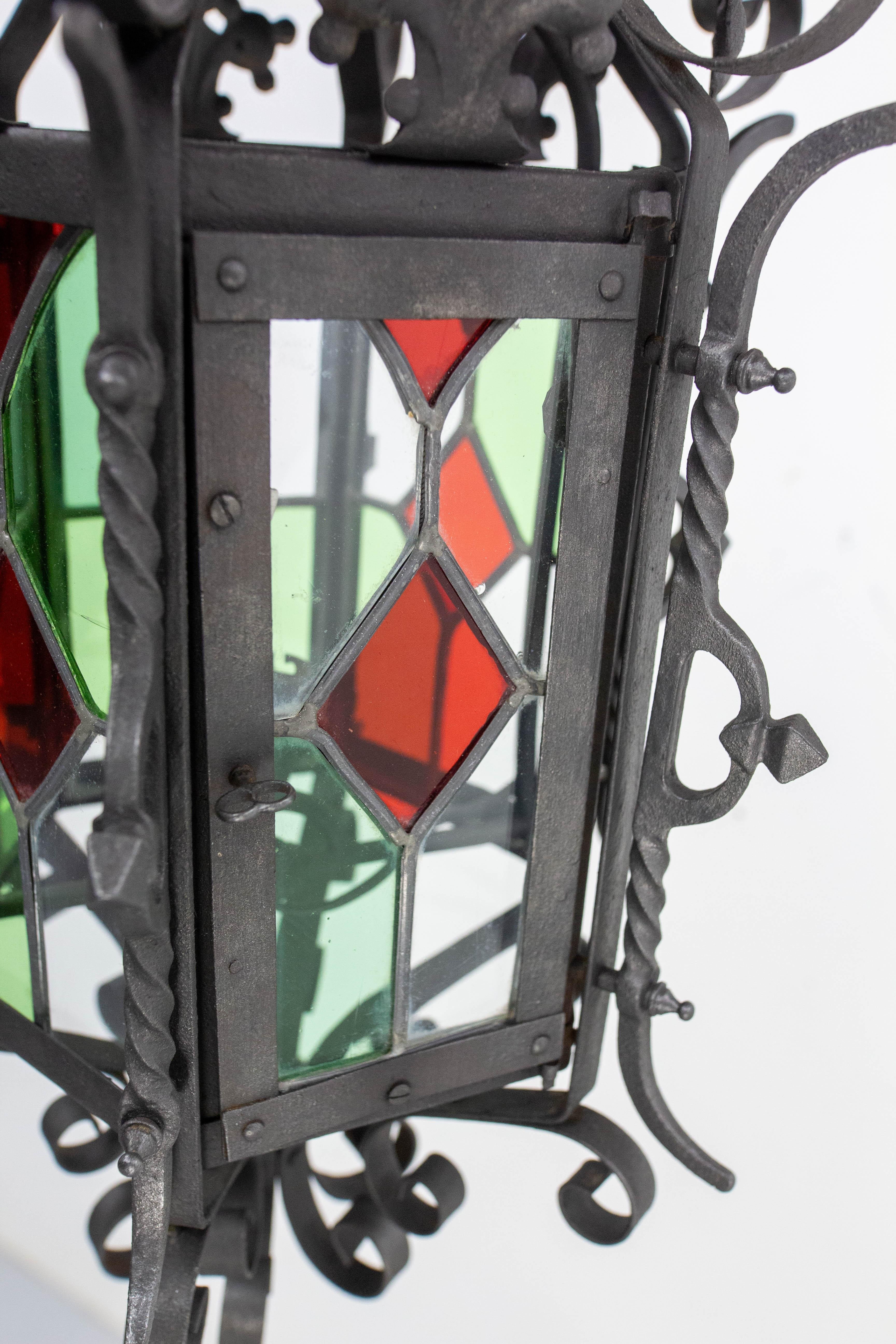Lampadario a sospensione da soffitto in vetro colorato e ferro battuto francese della fine del XIX secolo in vendita 2