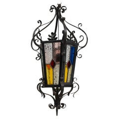 Lampadario a sospensione da soffitto in vetro colorato e ferro battuto francese della fine del XIX secolo