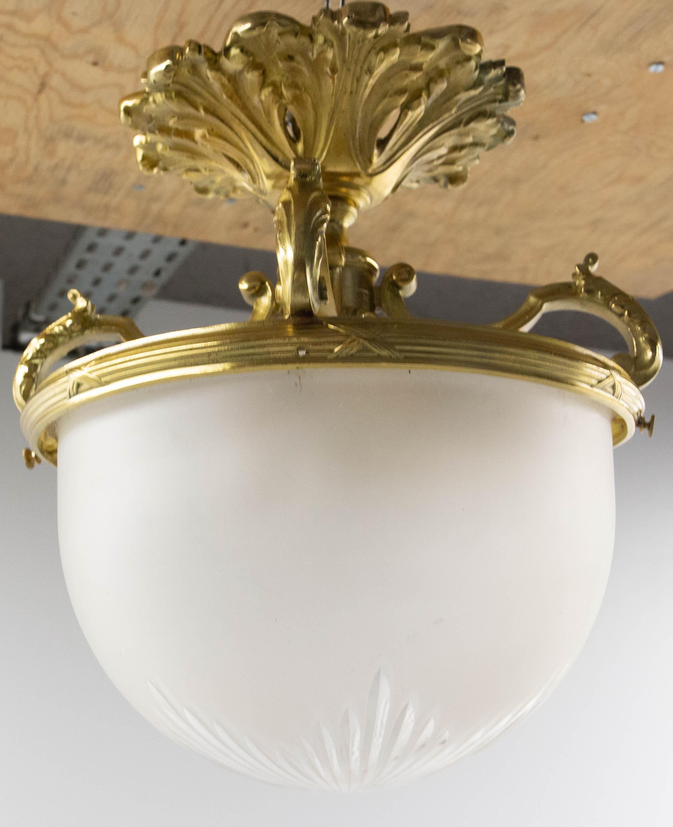 French Lustre Frozen Glass & Brass Ceiling Pendant Classical St, 20th Mid-C  In Good Condition For Sale In Labrit, Landes