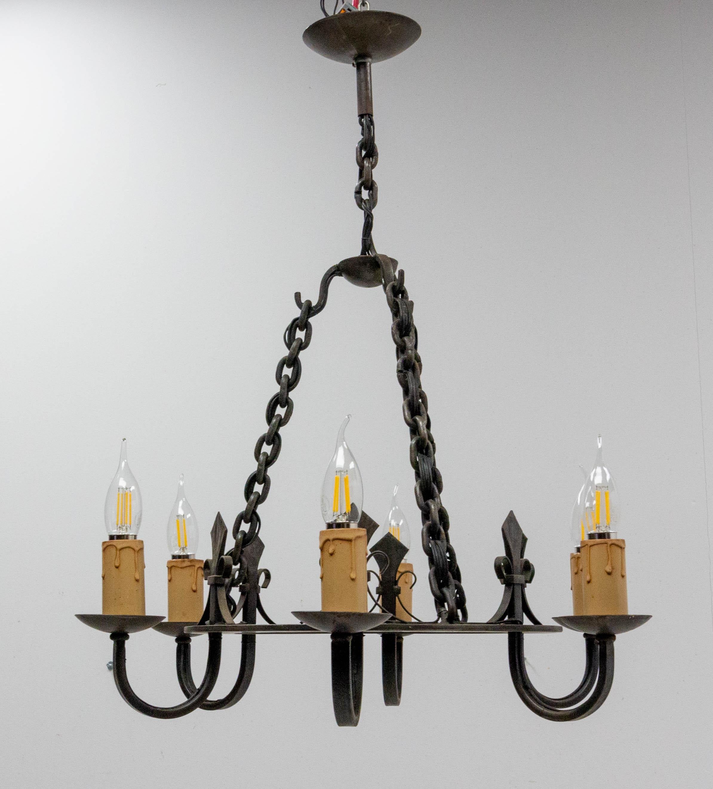Chandelier or Lustre, French
Wrought iron with fleur-de-lis
Mid-century
Good vintage condition.
This can be rewired to USA or EU and UK standards.

Shipping:
D 58 H 20 6kg.