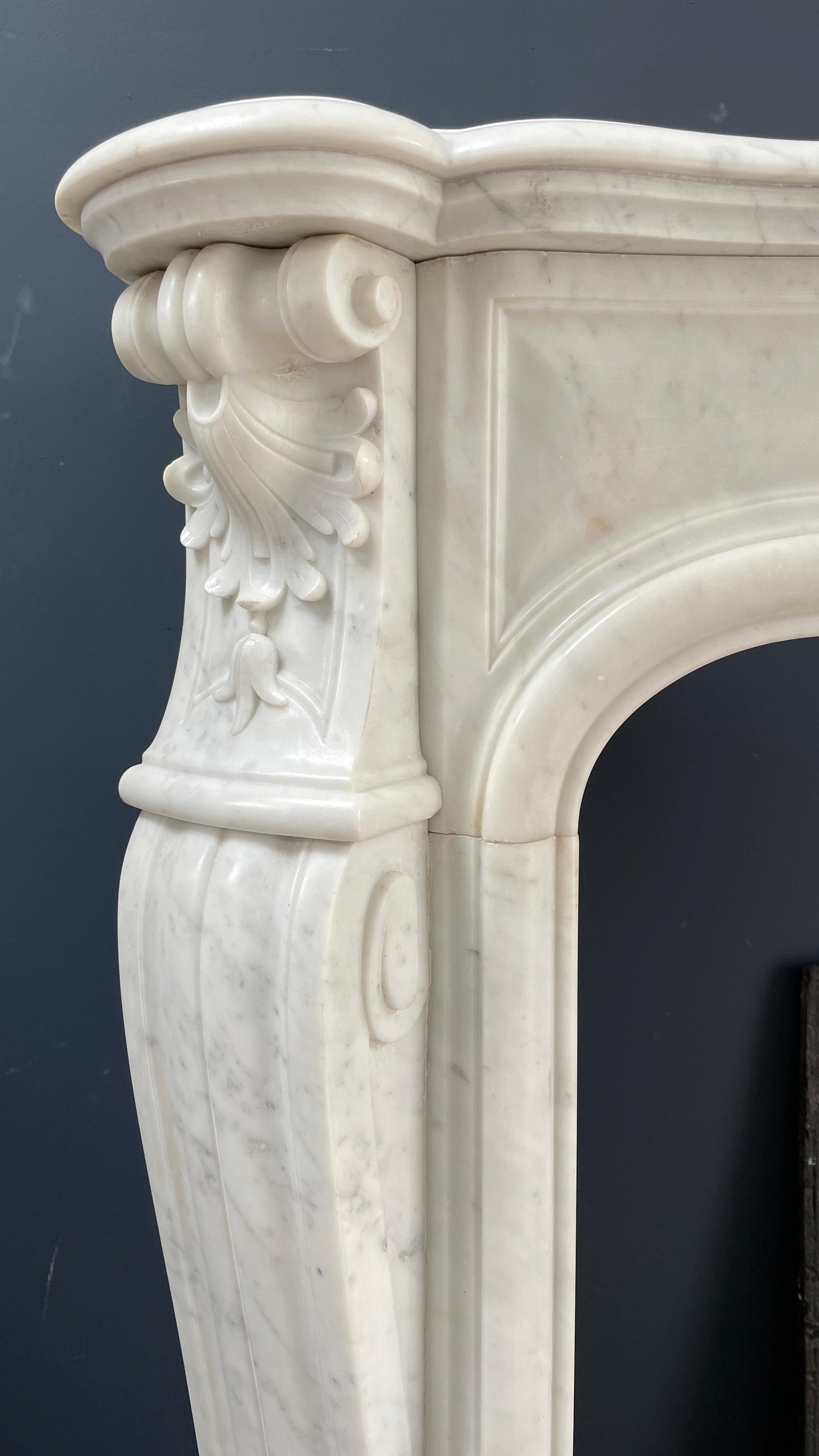 Französischer, luxuriösischer, antiker, halbkreisförmiger Kamin aus Carrara-Marmor im Zustand „Gut“ im Angebot in Oostvoorne, NL