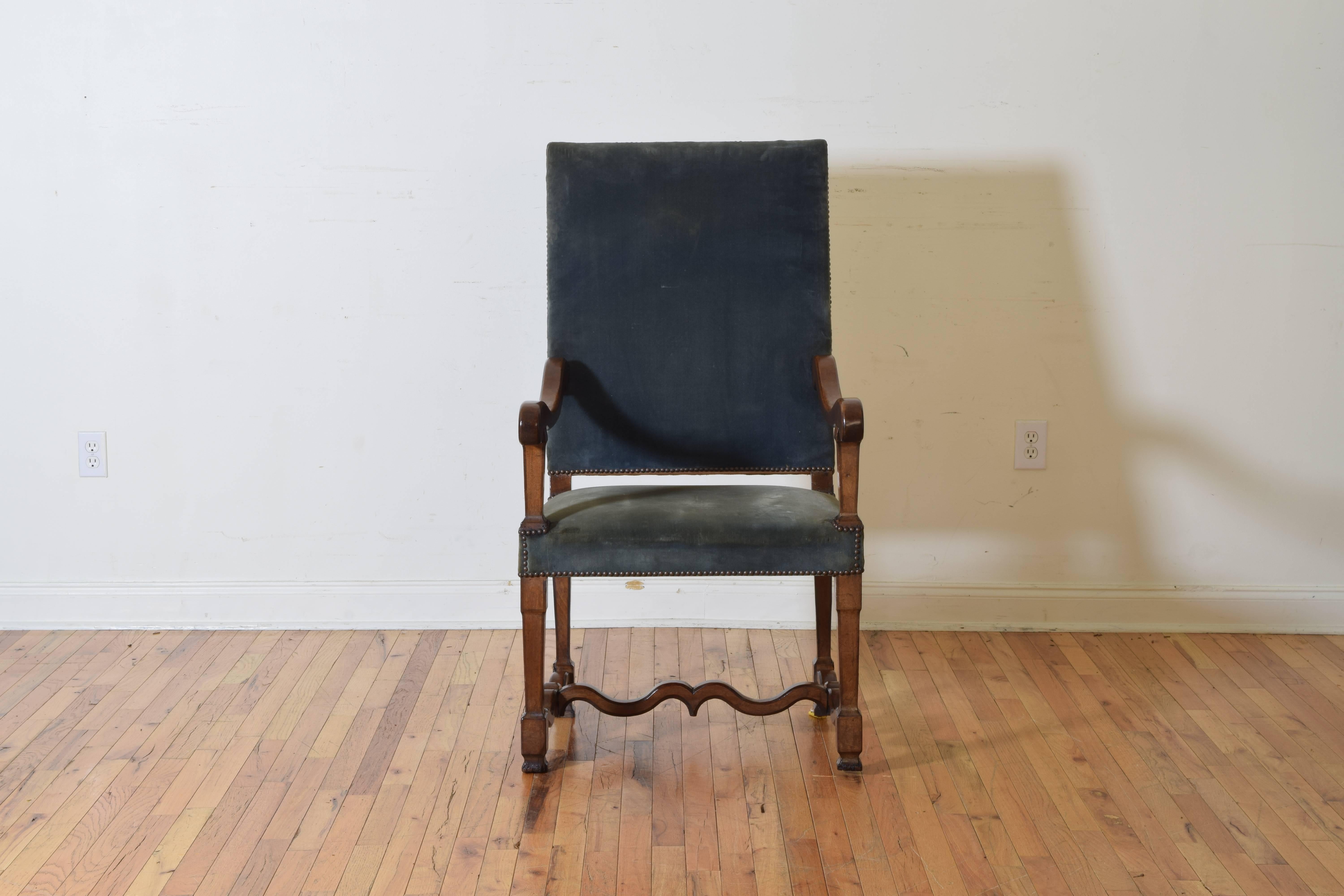 French Louis XIV Period Carved Walnut Fauteuil, 18th Century In Good Condition In Atlanta, GA