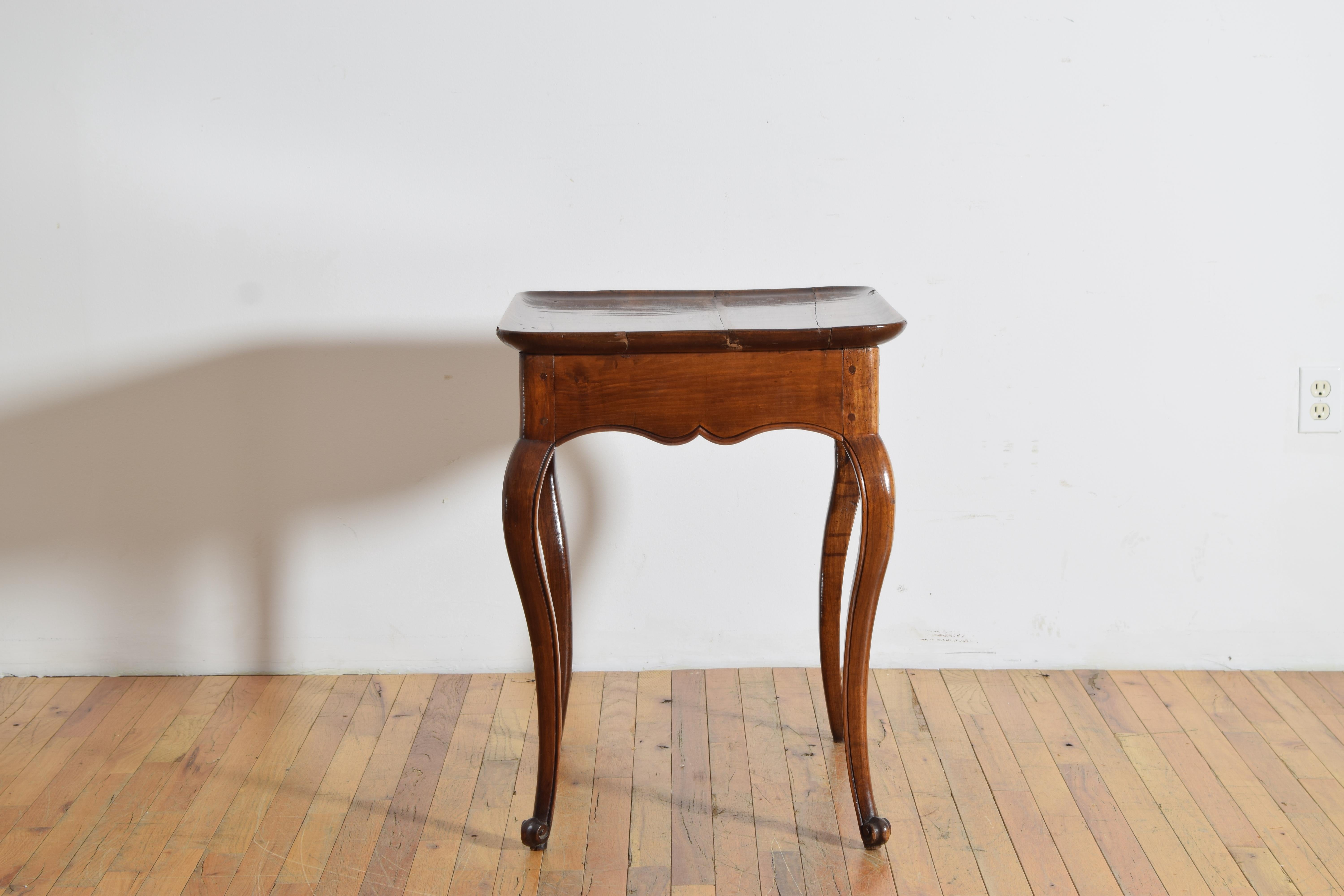 French LXV Period Walnut 1-Drawer Table, Curved Gallery Edge, mid 18th century In Good Condition For Sale In Atlanta, GA