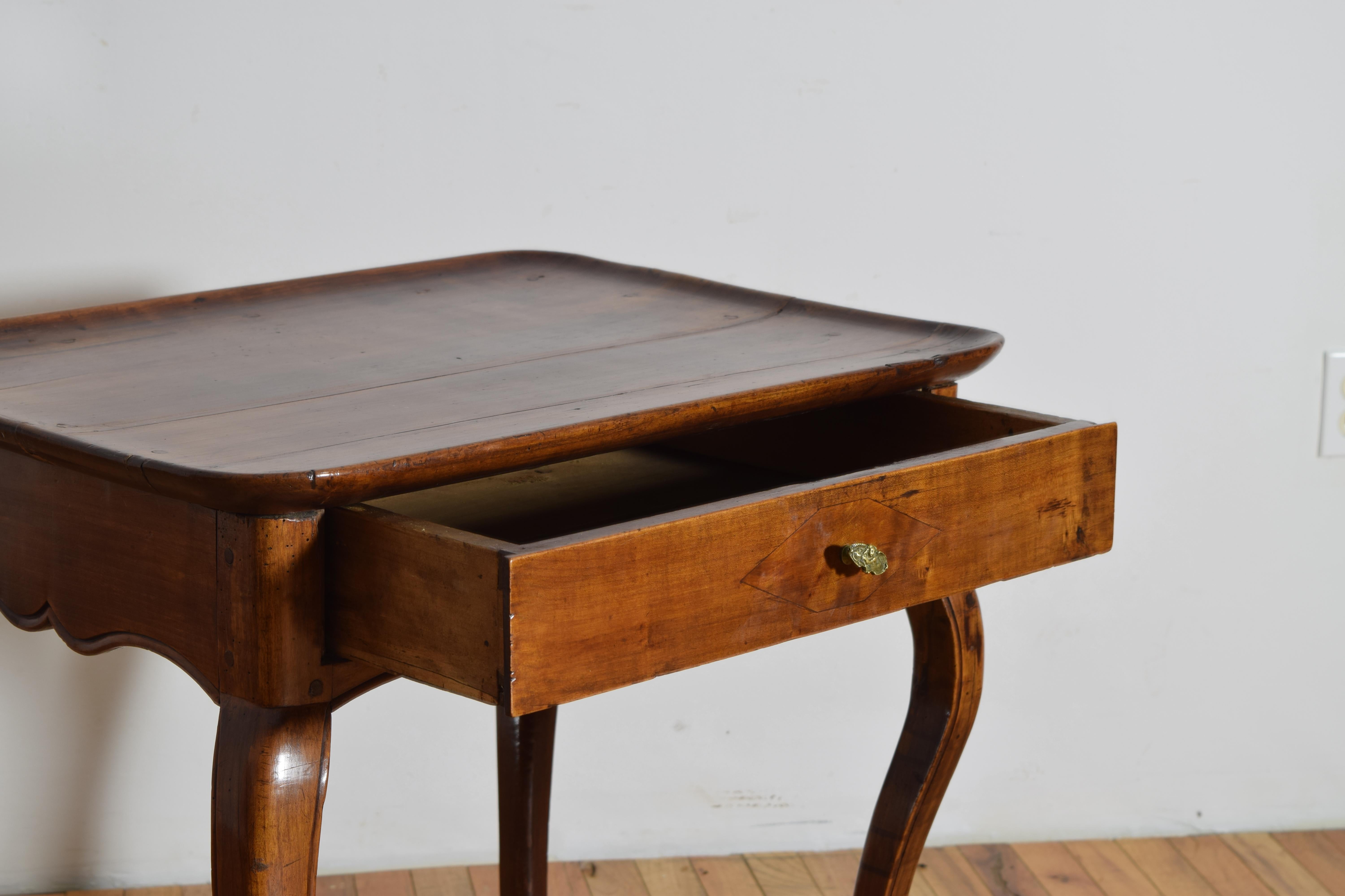 French LXV Period Walnut 1-Drawer Table, Curved Gallery Edge, mid 18th century For Sale 1