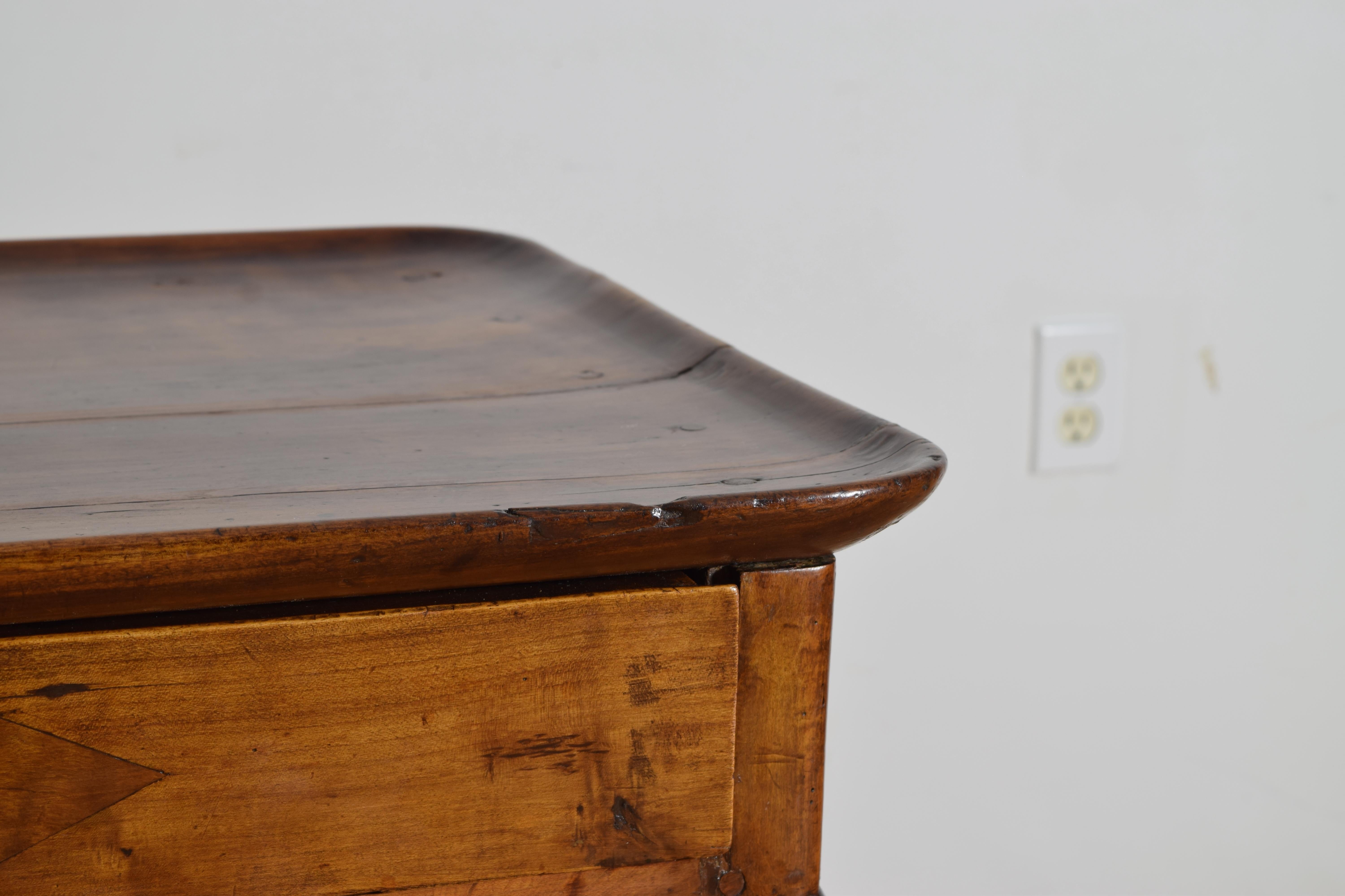 French LXV Period Walnut 1-Drawer Table, Curved Gallery Edge, mid 18th century For Sale 2
