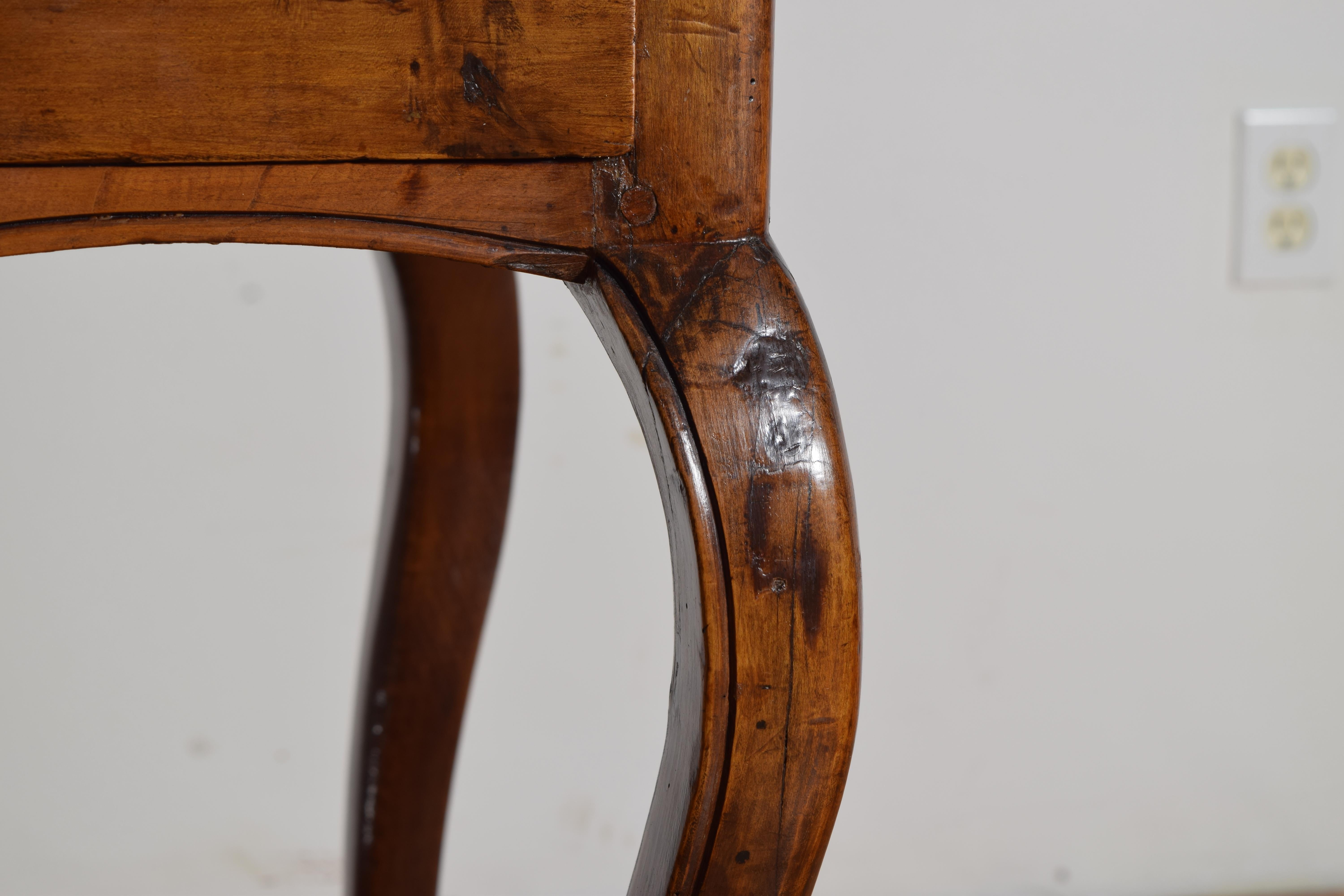 French LXV Period Walnut 1-Drawer Table, Curved Gallery Edge, mid 18th century For Sale 4