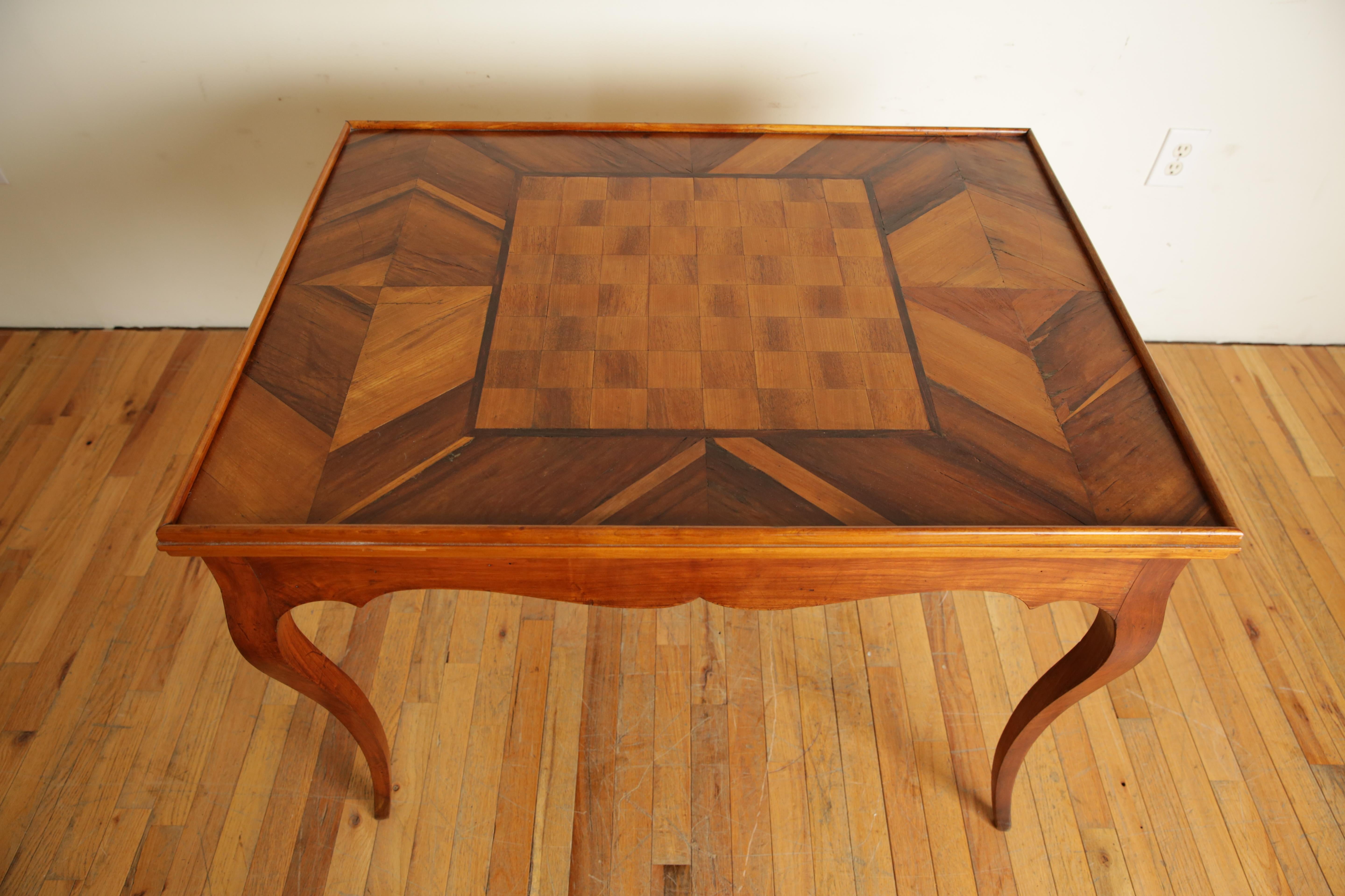 Französischer Tric-Trac-Spieltisch aus Nussbaum mit Intarsien aus der LXV-Periode und Intarsien, 3. Quartier 18. Cen. (Walnuss)