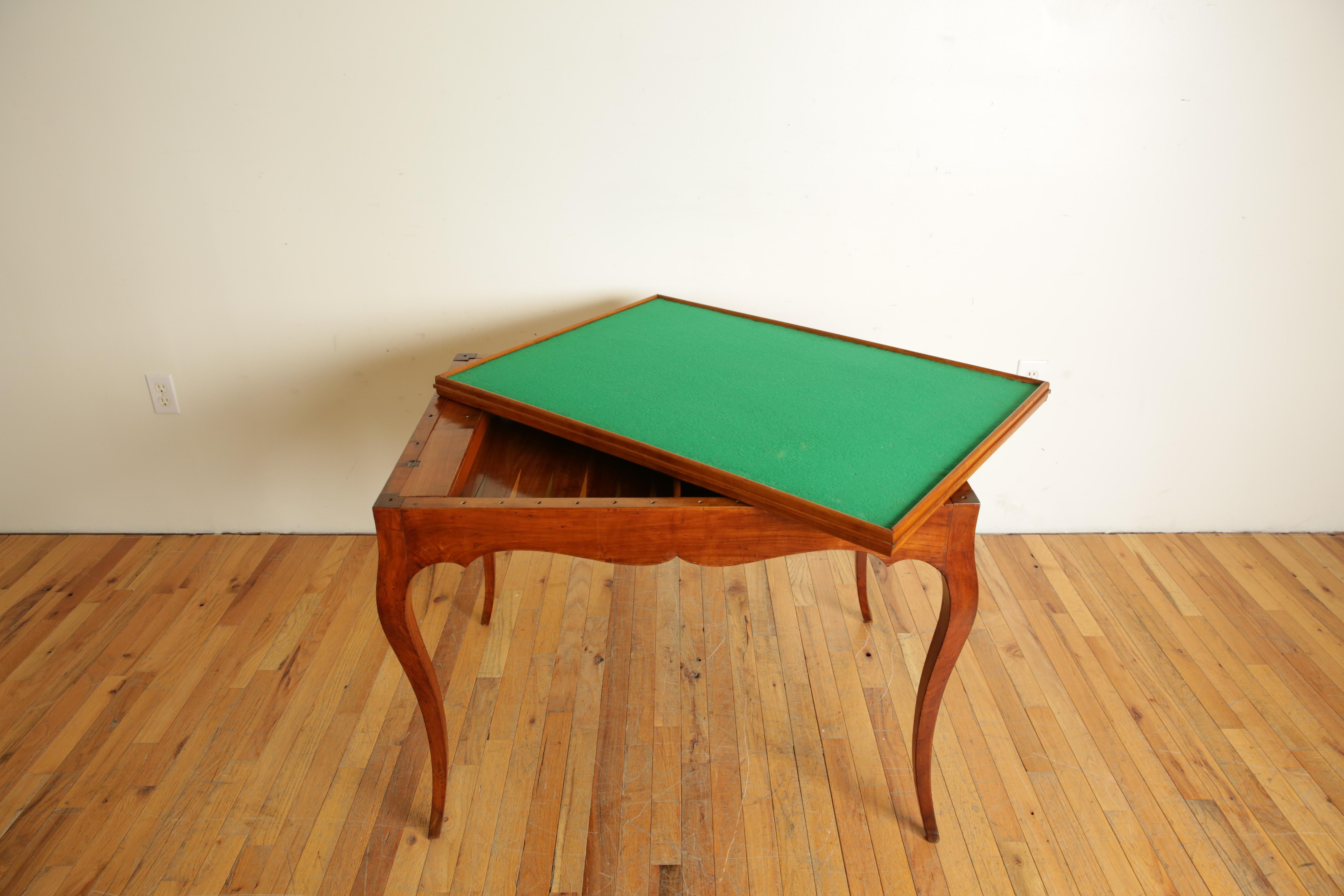 Französischer Tric-Trac-Spieltisch aus Nussbaum mit Intarsien aus der LXV-Periode und Intarsien, 3. Quartier 18. Cen. 2