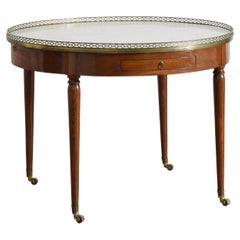 Gran mesa Bouillotte francesa LXVI de caoba, mármol, cuero y latón, ca. 1780