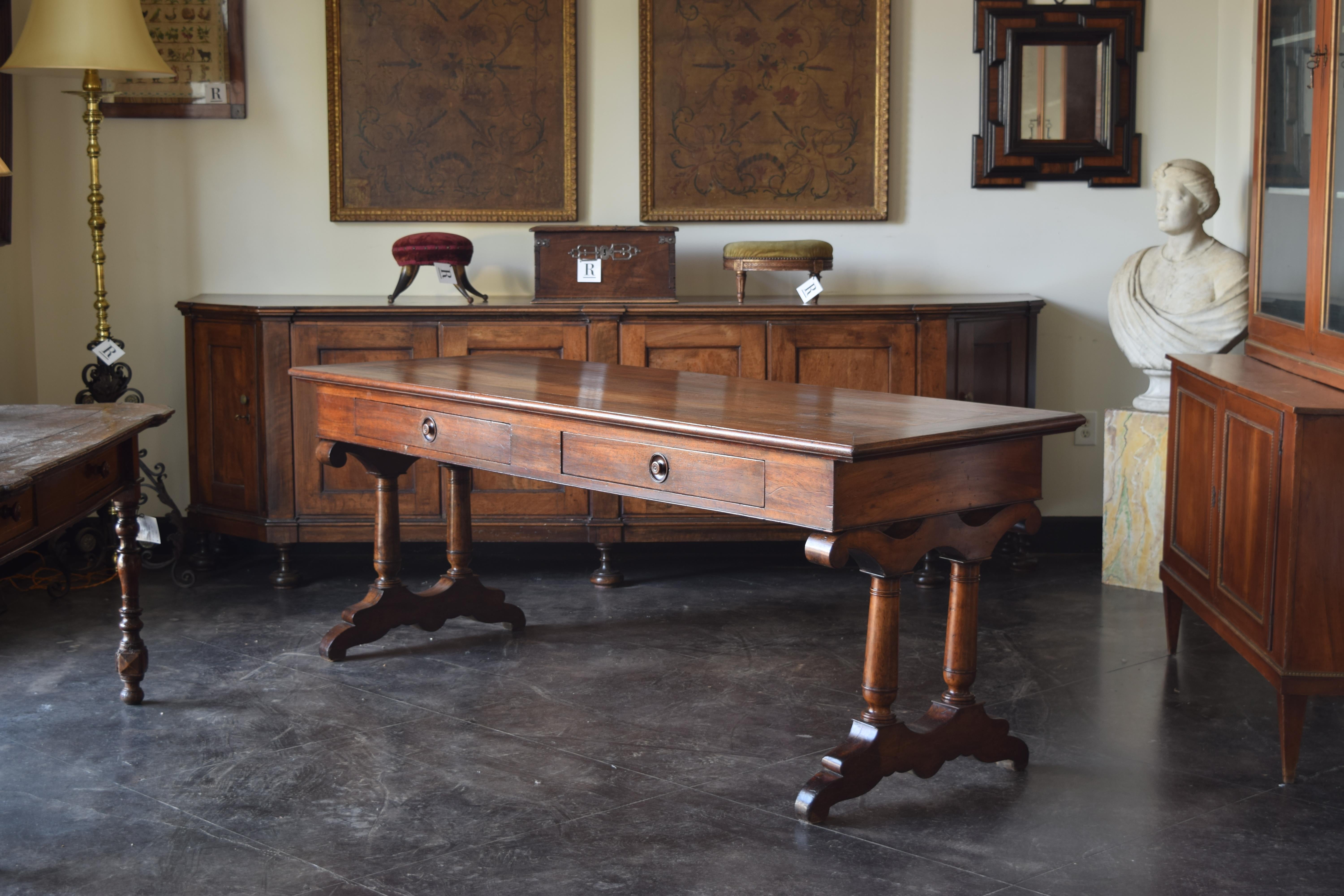 Louis-Philippe Français, Lyon, époque Louis Philippe Table de Drapier à 4 tiroirs en noyer, vers 1830 en vente