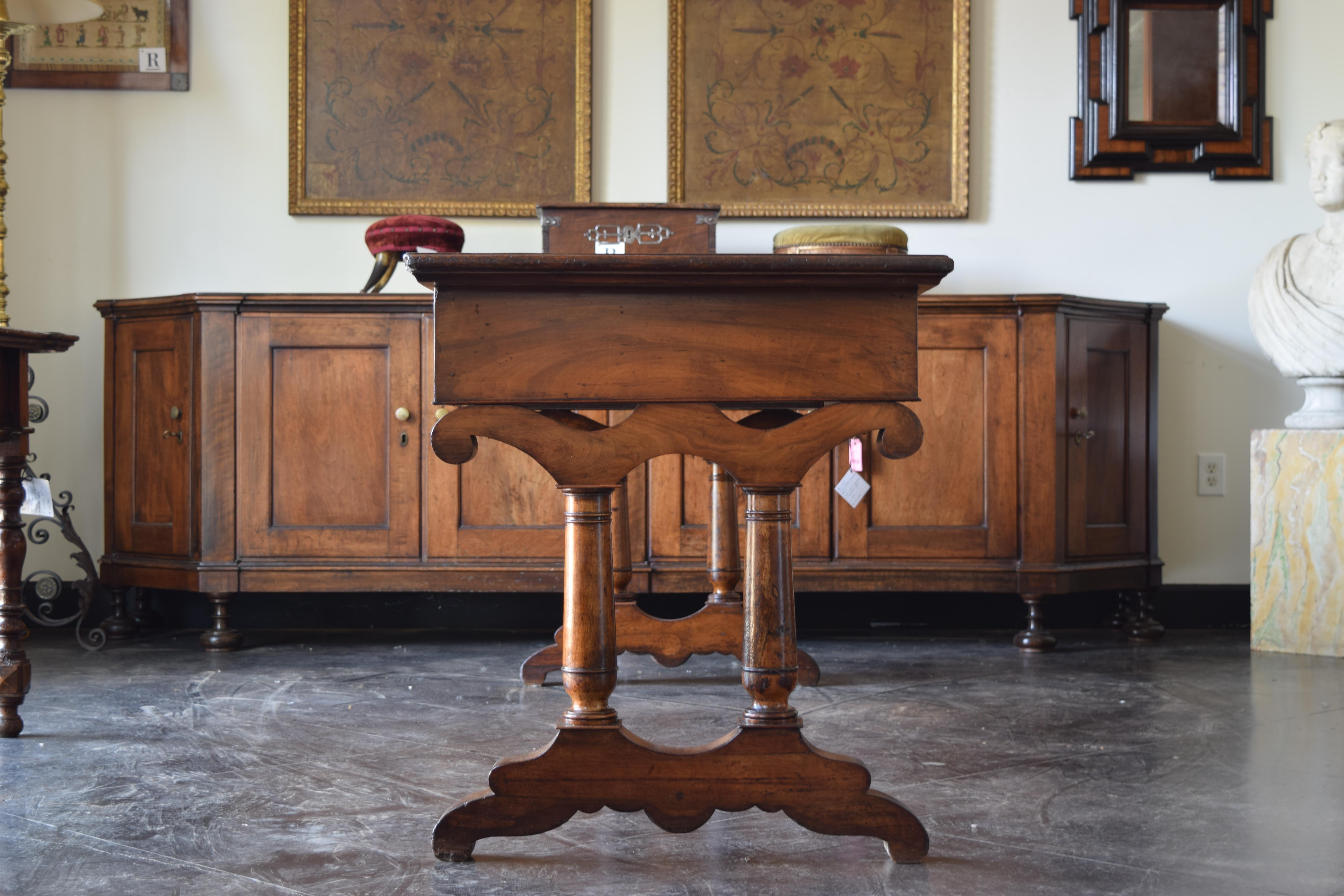 Français, Lyon, époque Louis Philippe Table de Drapier à 4 tiroirs en noyer, vers 1830 Bon état - En vente à Atlanta, GA