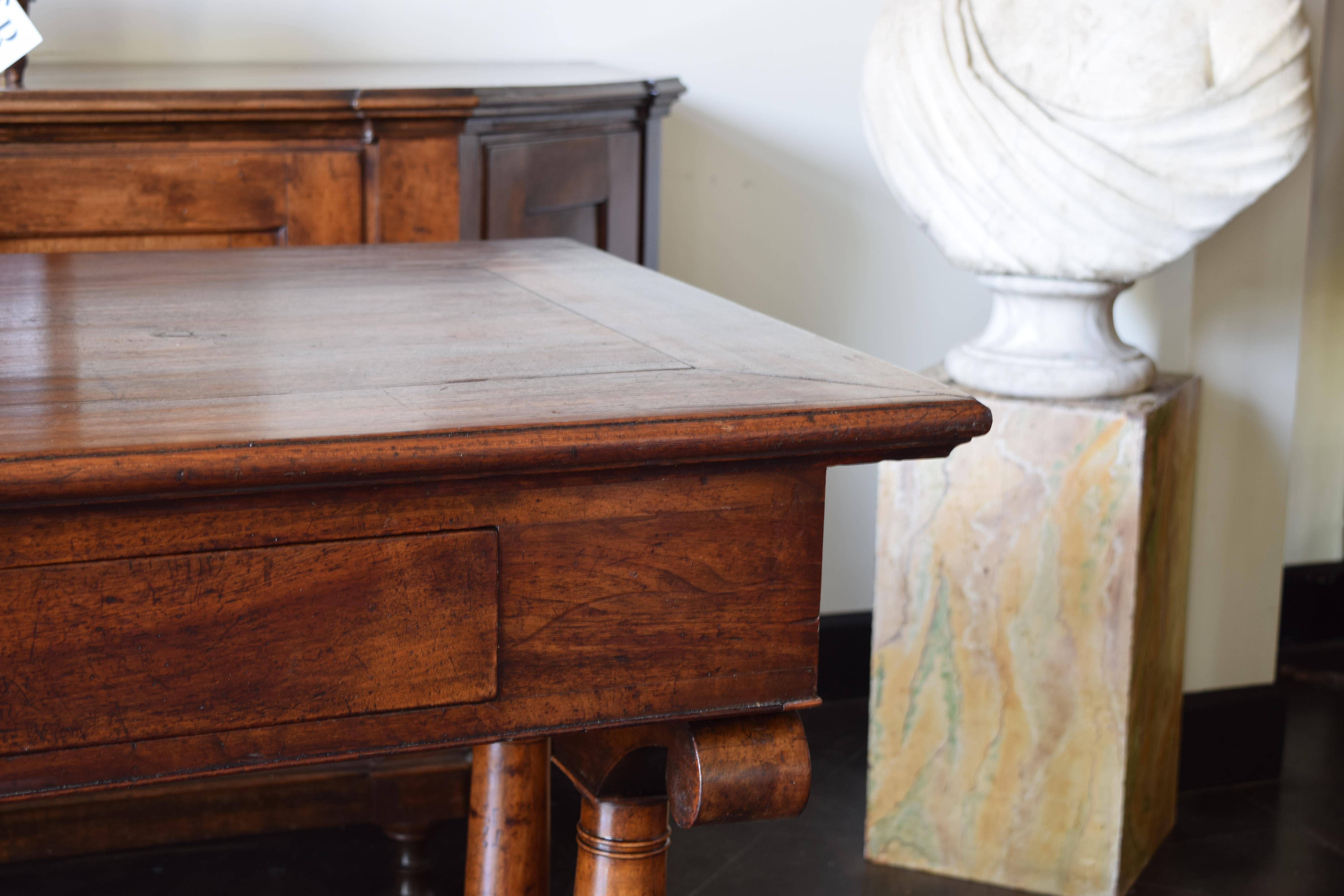 Milieu du XIXe siècle Français, Lyon, époque Louis Philippe Table de Drapier à 4 tiroirs en noyer, vers 1830 en vente
