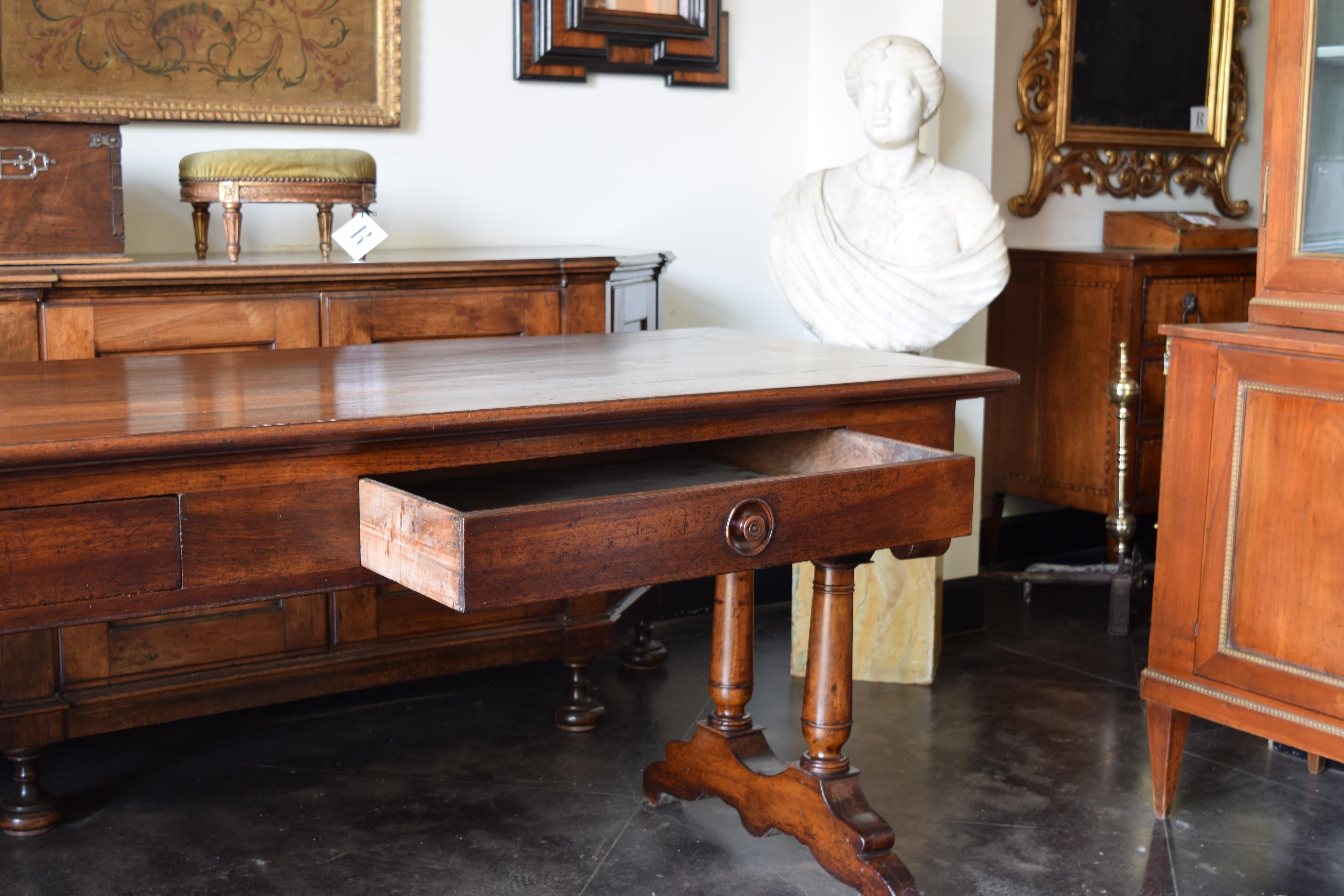 Noyer Français, Lyon, époque Louis Philippe Table de Drapier à 4 tiroirs en noyer, vers 1830 en vente