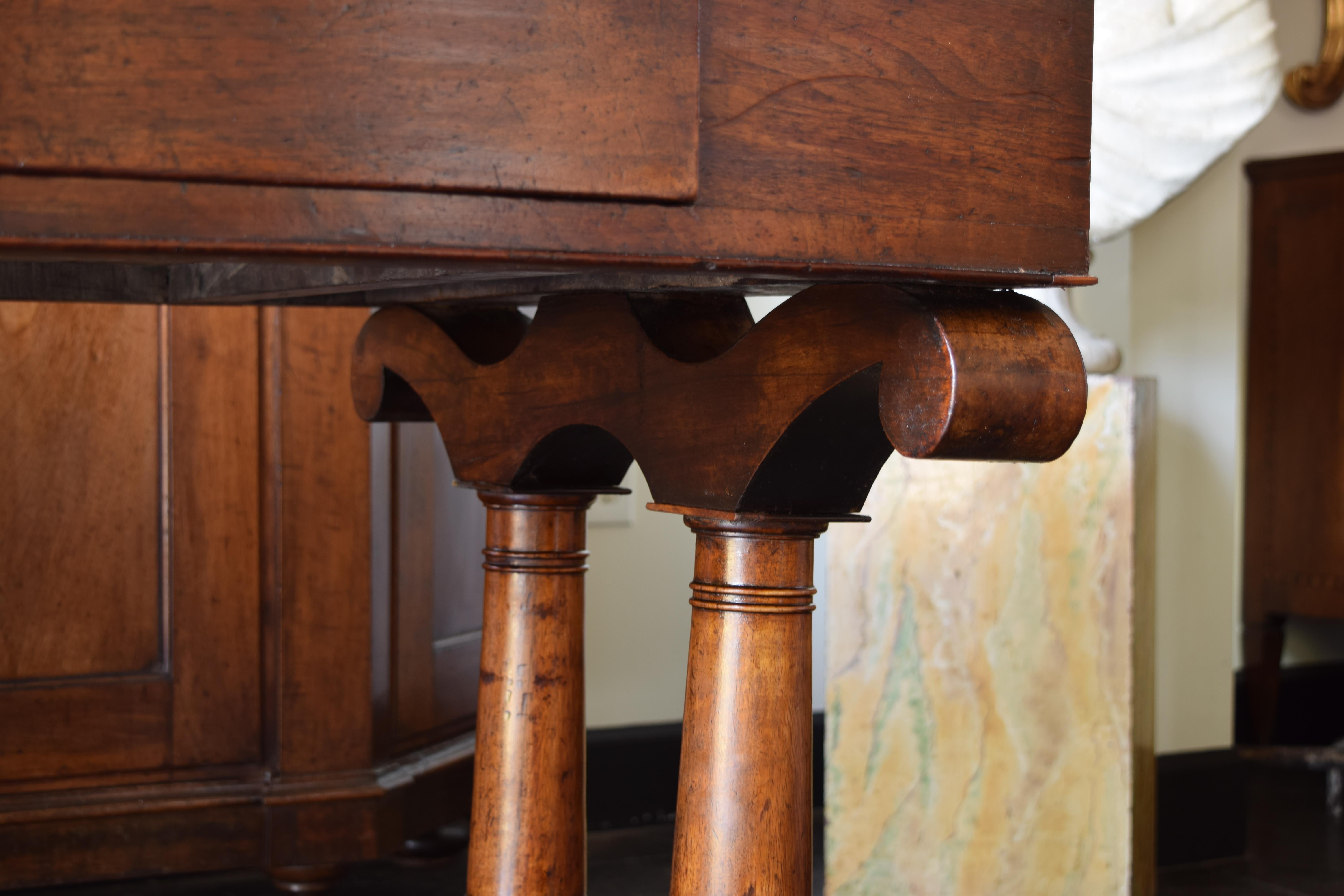 Français, Lyon, époque Louis Philippe Table de Drapier à 4 tiroirs en noyer, vers 1830 en vente 2