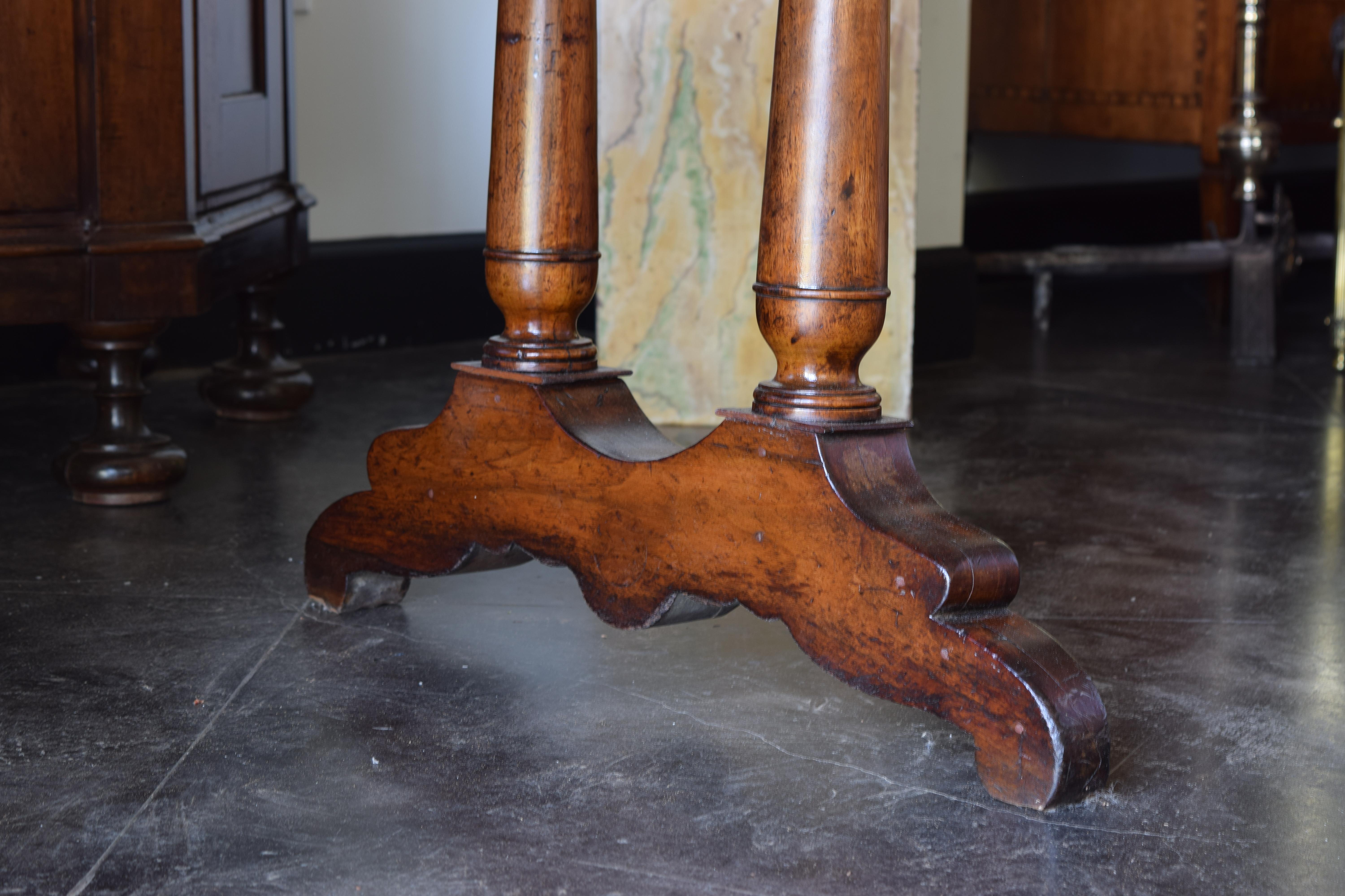 Français, Lyon, époque Louis Philippe Table de Drapier à 4 tiroirs en noyer, vers 1830 en vente 3
