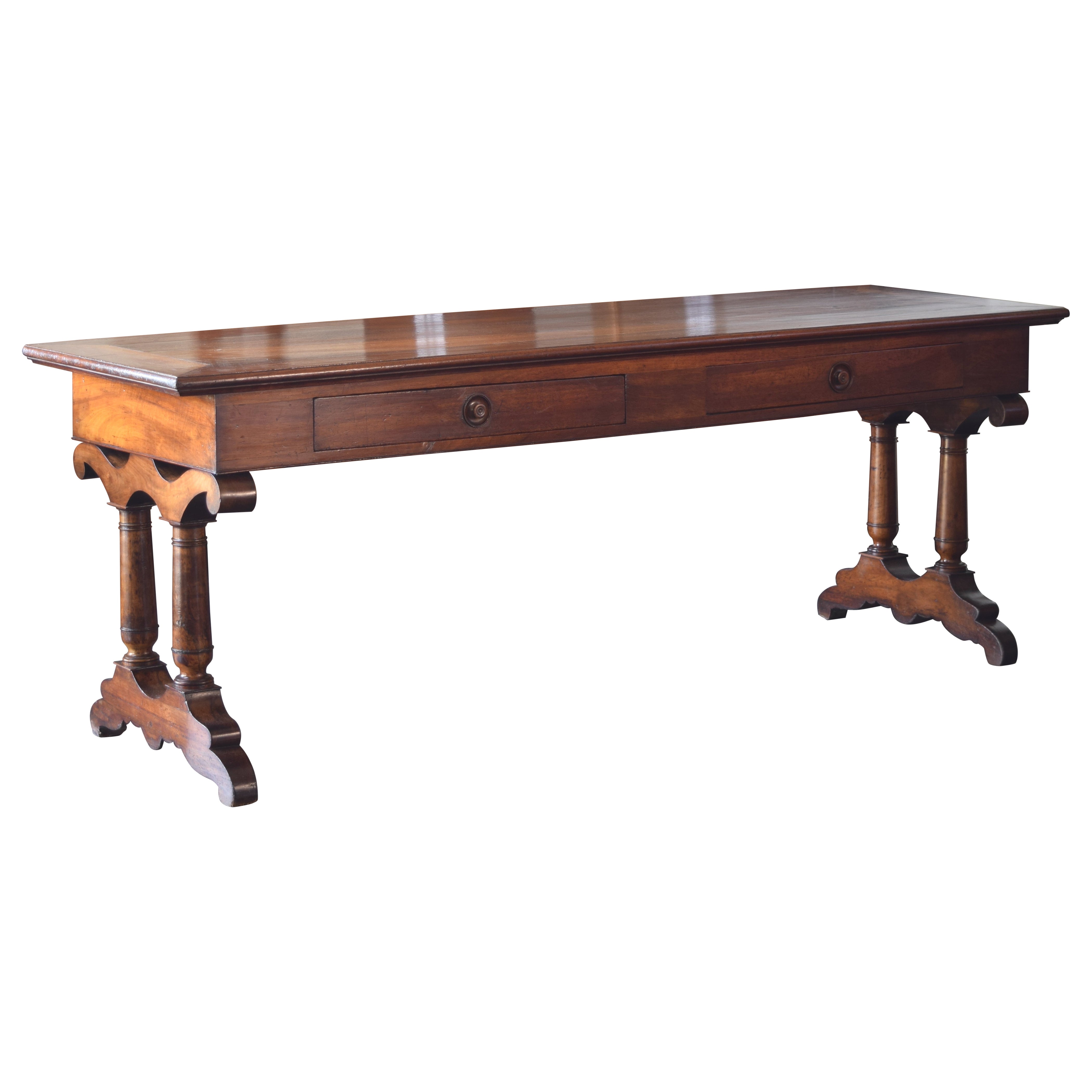Français, Lyon, époque Louis Philippe Table de Drapier à 4 tiroirs en noyer, vers 1830 en vente