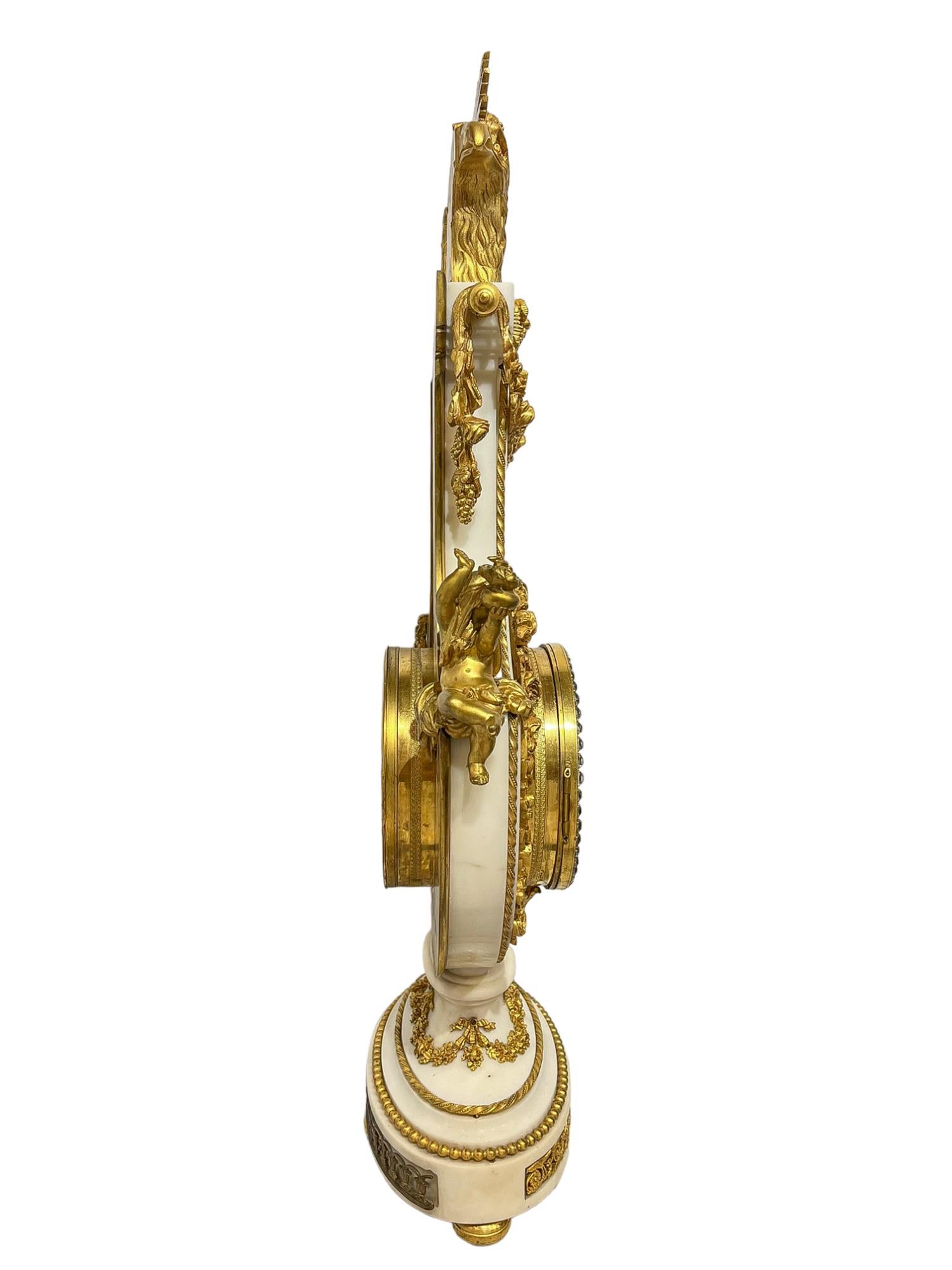 XIXe siècle Horloge française en forme de lyre en marbre, bronze doré et verre taillé en vente