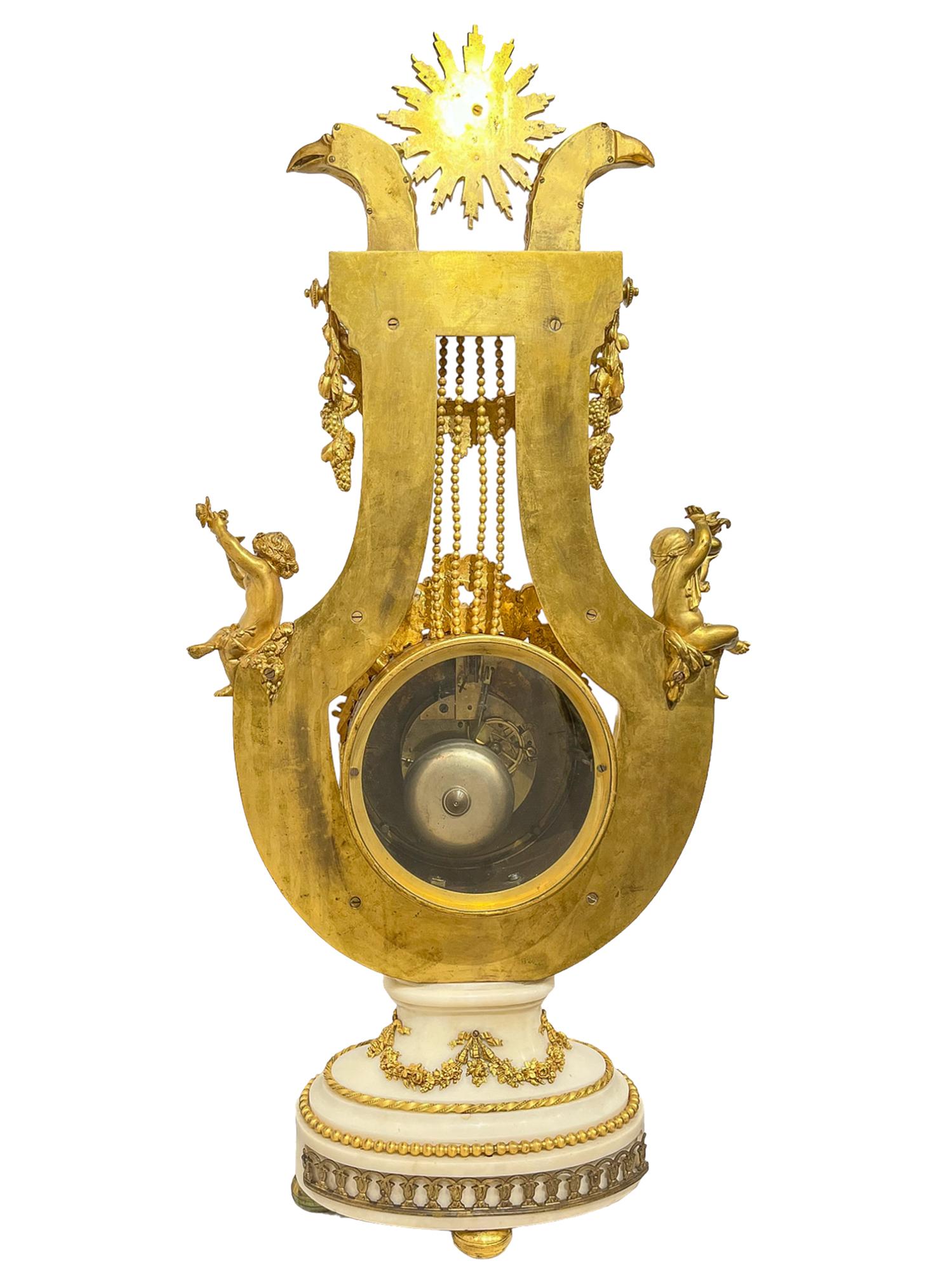 Bronze Horloge française en forme de lyre en marbre, bronze doré et verre taillé en vente