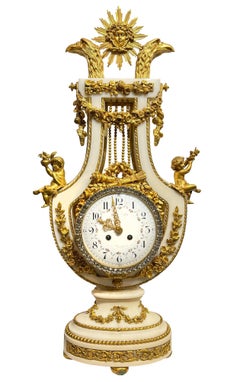 Horloge française en forme de lyre en marbre, bronze doré et verre taillé