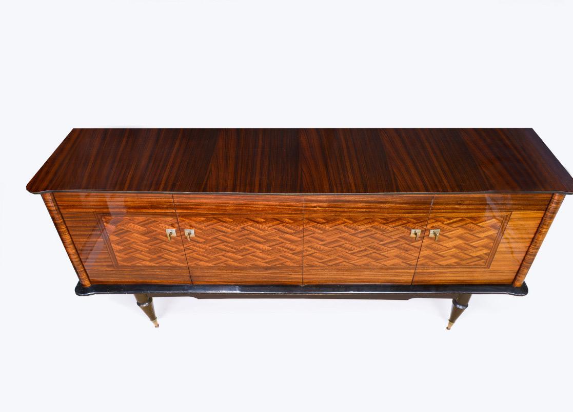 Bellissima credenza dai ricchi motivi. Perfetto per la conservazione. Art Déco. Importato dalla Francia. 
Dimensioni
Altezza: 39 pollici (98 cm)
Larghezza: 200 cm (79 pollici)
Profondità: 20 pollici (51,5 cm)