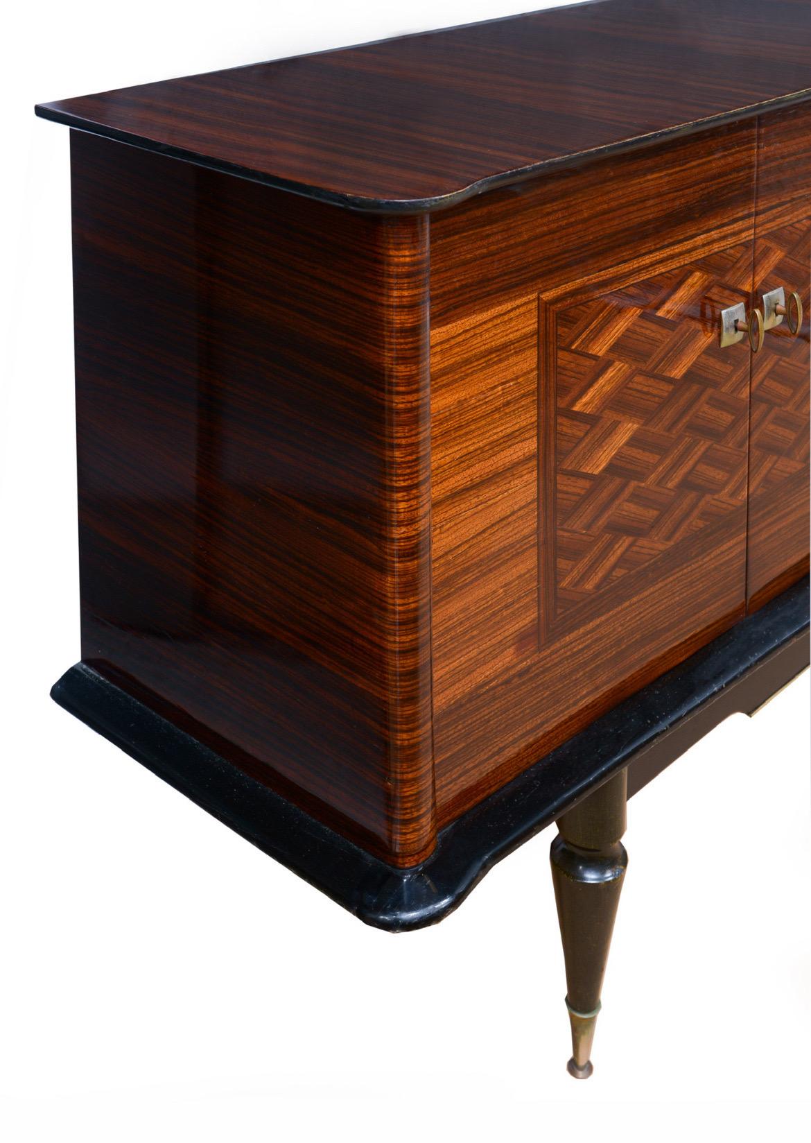 Francese Credenza francese Macassar Art Deco laccata in mogano in vendita