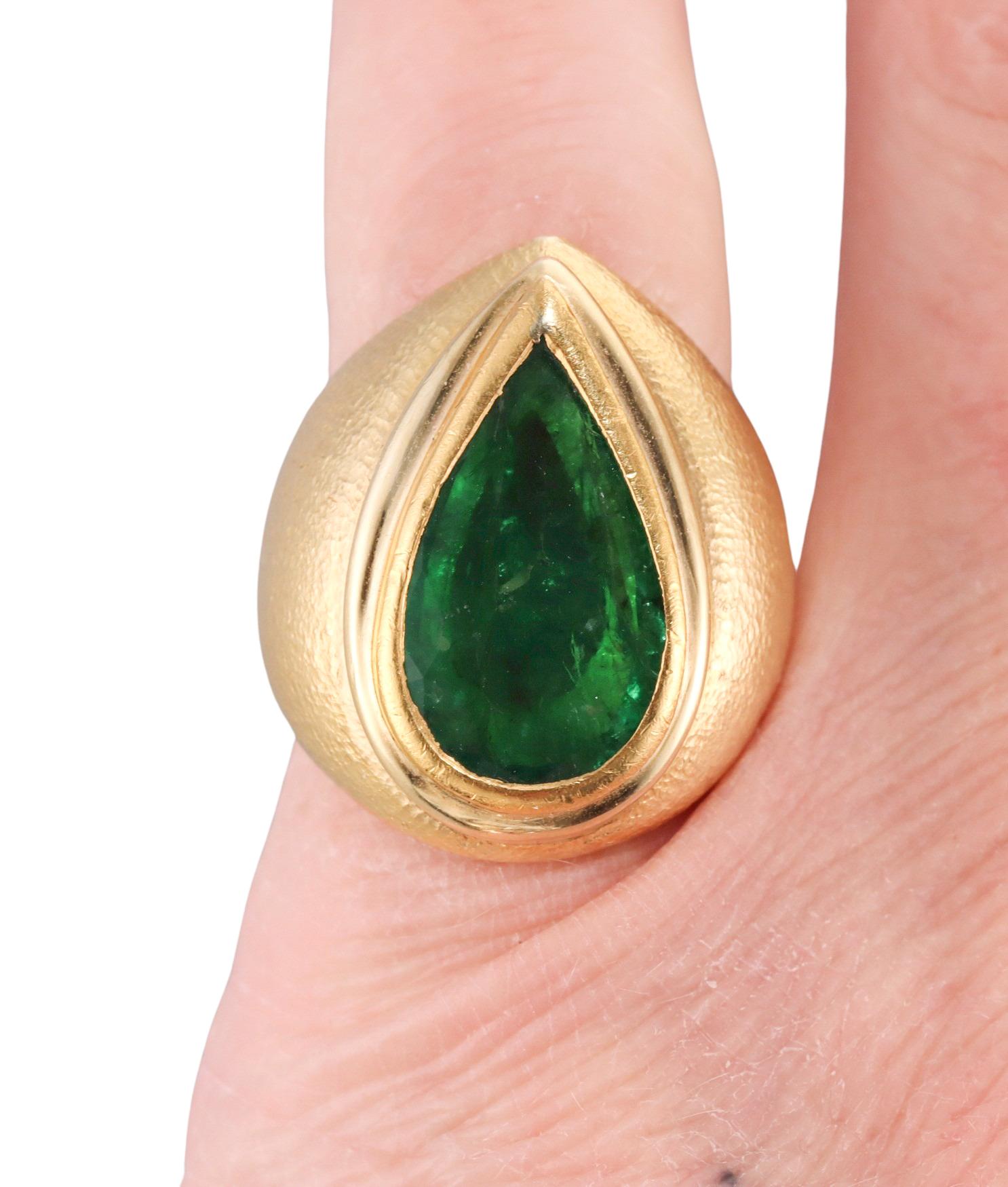 Women's French Made 4.75 Carat Emerald Gold Ring For Sale