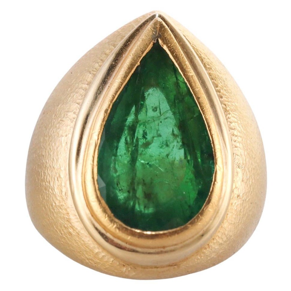 Anello in oro con smeraldo di 4,75 carati di produzione francese in vendita