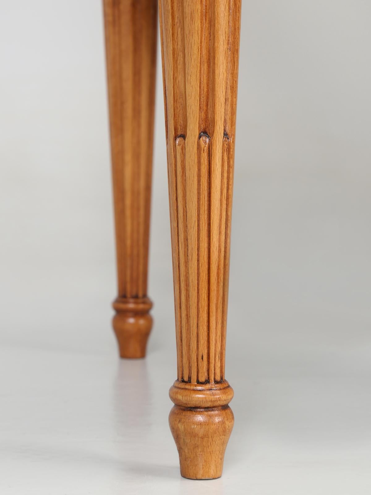 Chaises de style Louis XVI fabriquées à la main à la main, disponibles dans n'importe quelle couleur ou finition en vente 3